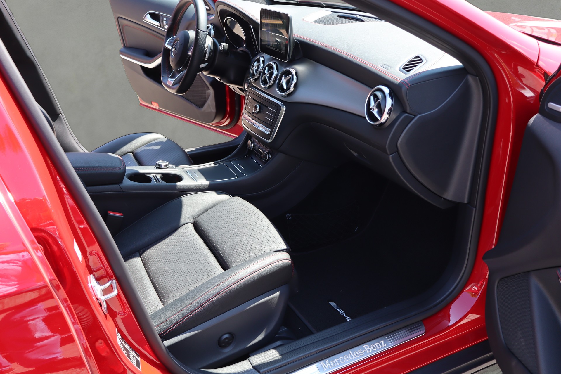 MERCEDES-BENZ GLA 250 AMG Line 4Matic 7G-DCT-image-5