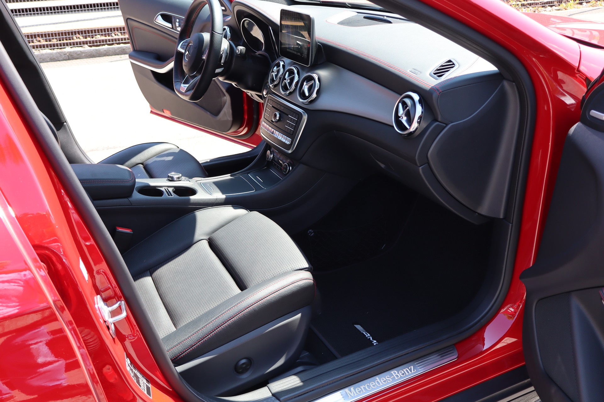 MERCEDES-BENZ GLA 250 AMG Line 4Matic 7G-DCT-image-5