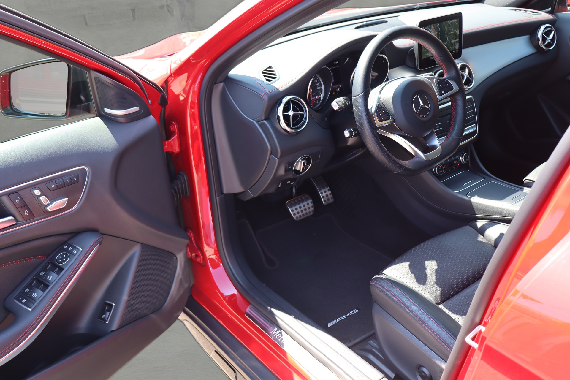 MERCEDES-BENZ GLA 250 AMG Line 4Matic 7G-DCT-image-4