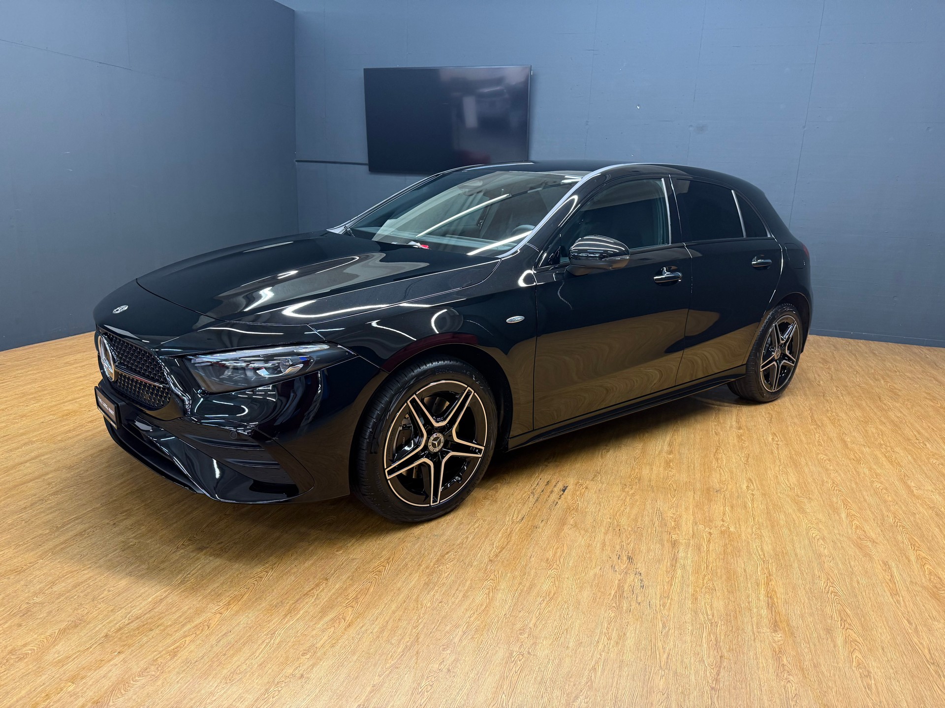 MERCEDES-BENZ A 250 e EQ Star / DISTRONIC / 360 Grad Kamera / Multibeam LED / Spiegel-Paket-image-1
