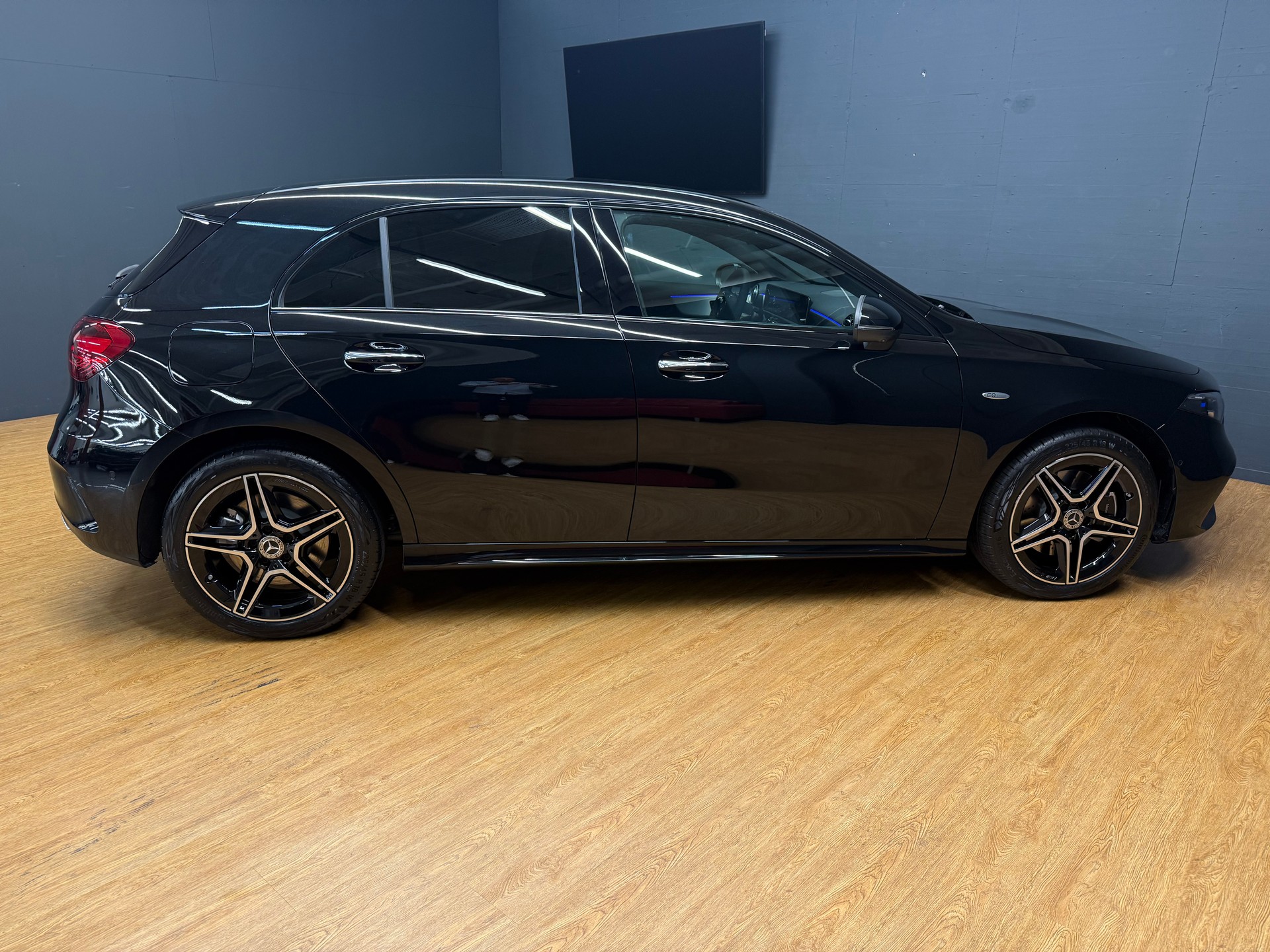 MERCEDES-BENZ A 250 e EQ Star / DISTRONIC / 360 Grad Kamera / Multibeam LED / Spiegel-Paket-image-7
