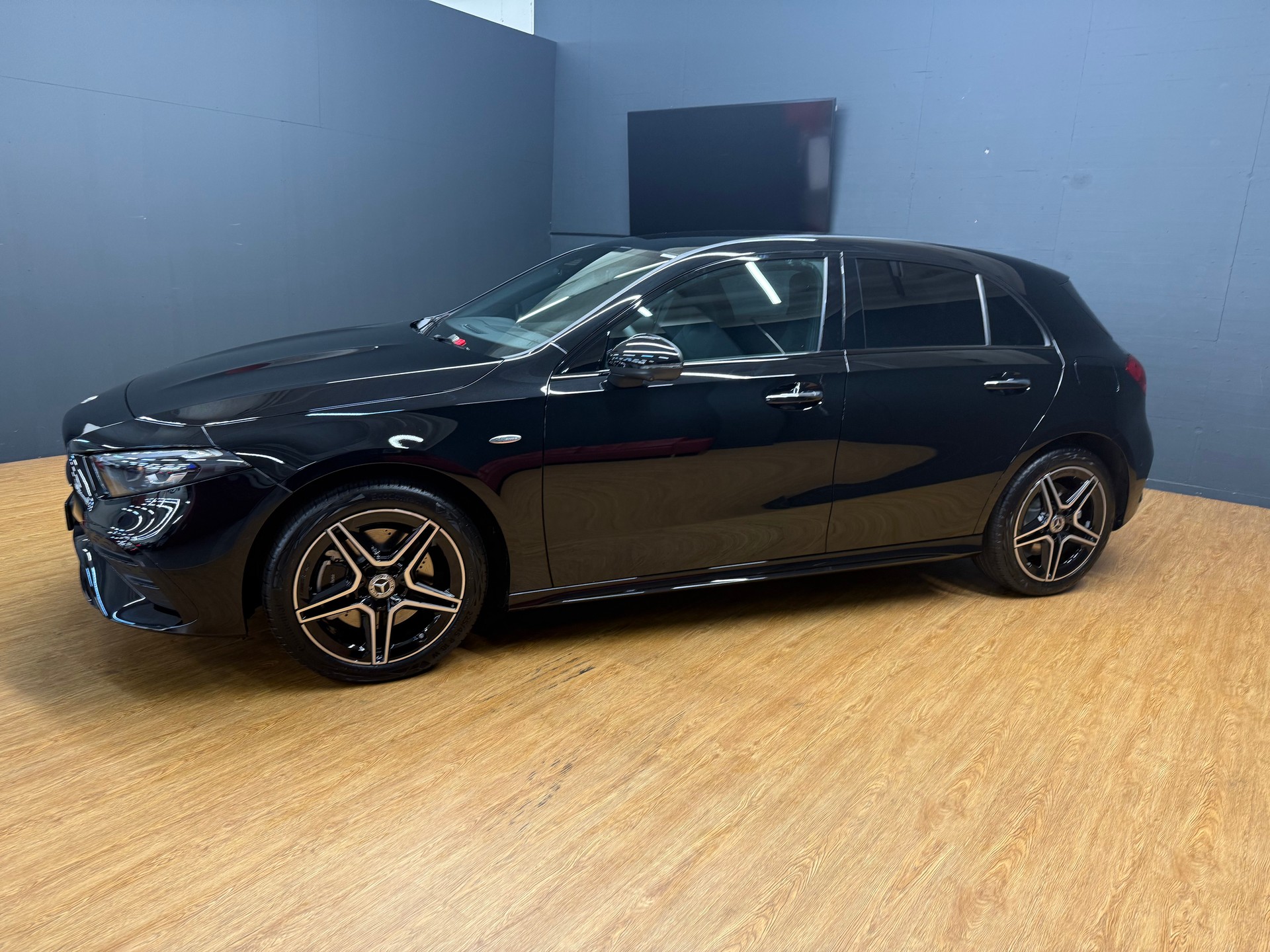 MERCEDES-BENZ A 250 e EQ Star / DISTRONIC / 360 Grad Kamera / Multibeam LED / Spiegel-Paket-image-2