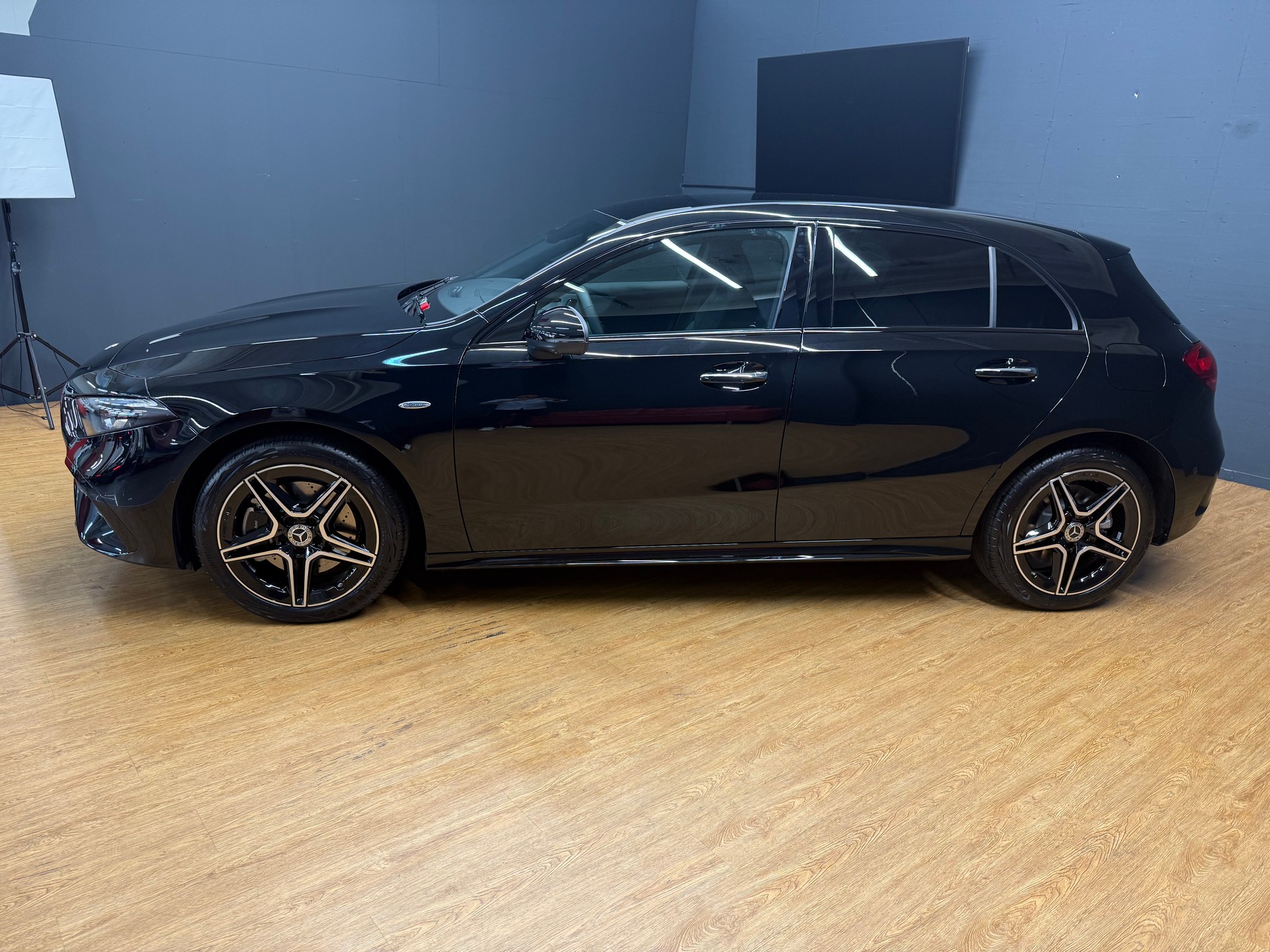 MERCEDES-BENZ A 250 e EQ Star / DISTRONIC / 360 Grad Kamera / Multibeam LED / Spiegel-Paket-image-3