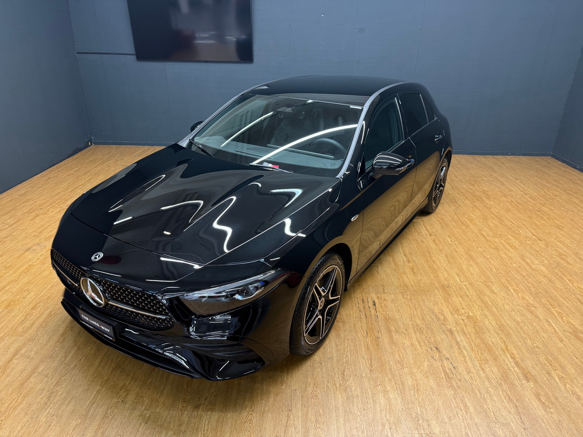 MERCEDES-BENZ A 250 e EQ Star / DISTRONIC / 360 Grad Kamera / Multibeam LED / Spiegel-Paket-image-4
