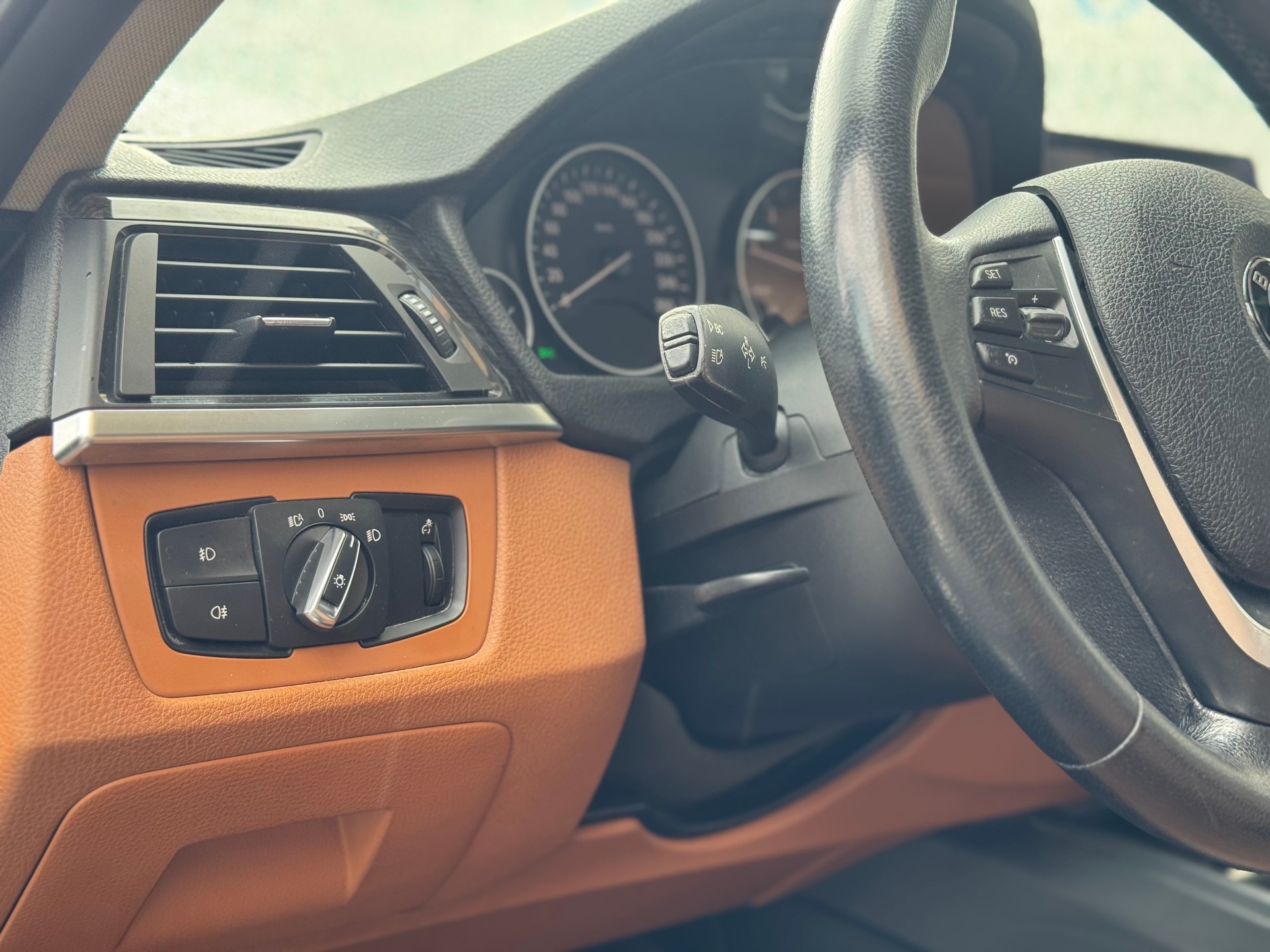 BMW 320d xDrive Touring Luxury Line Steptronic-image-16