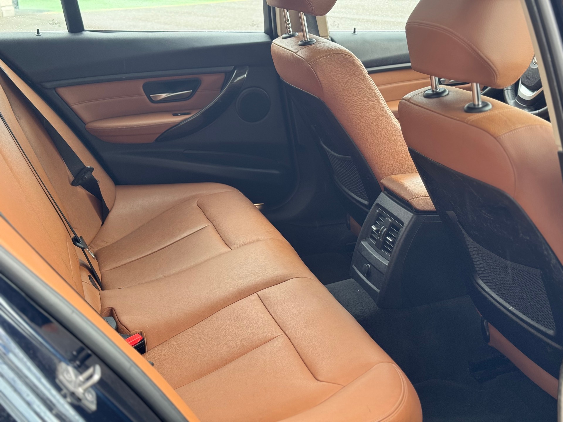 BMW 320d xDrive Touring Luxury Line Steptronic-image-21