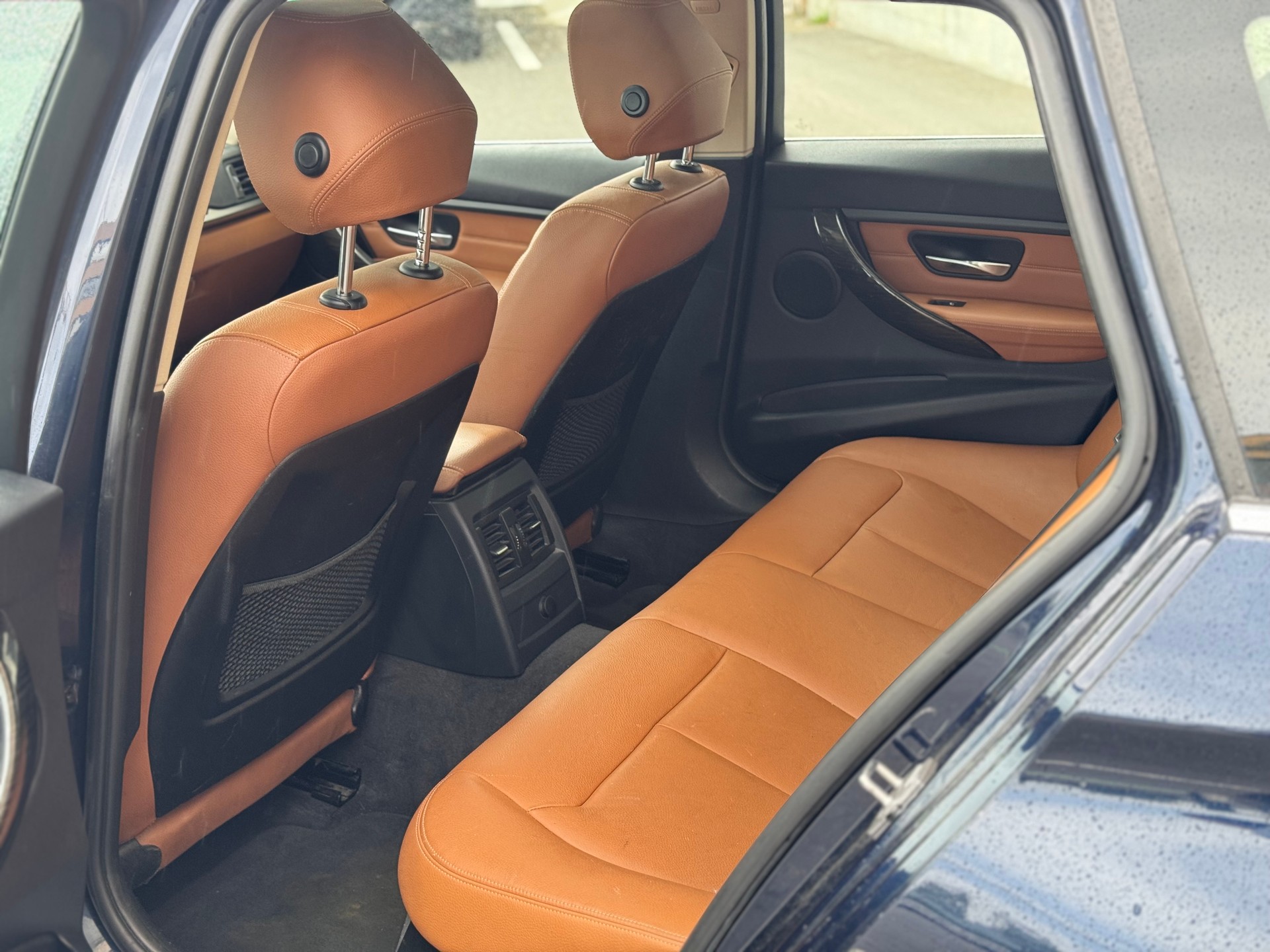BMW 320d xDrive Touring Luxury Line Steptronic-image-19