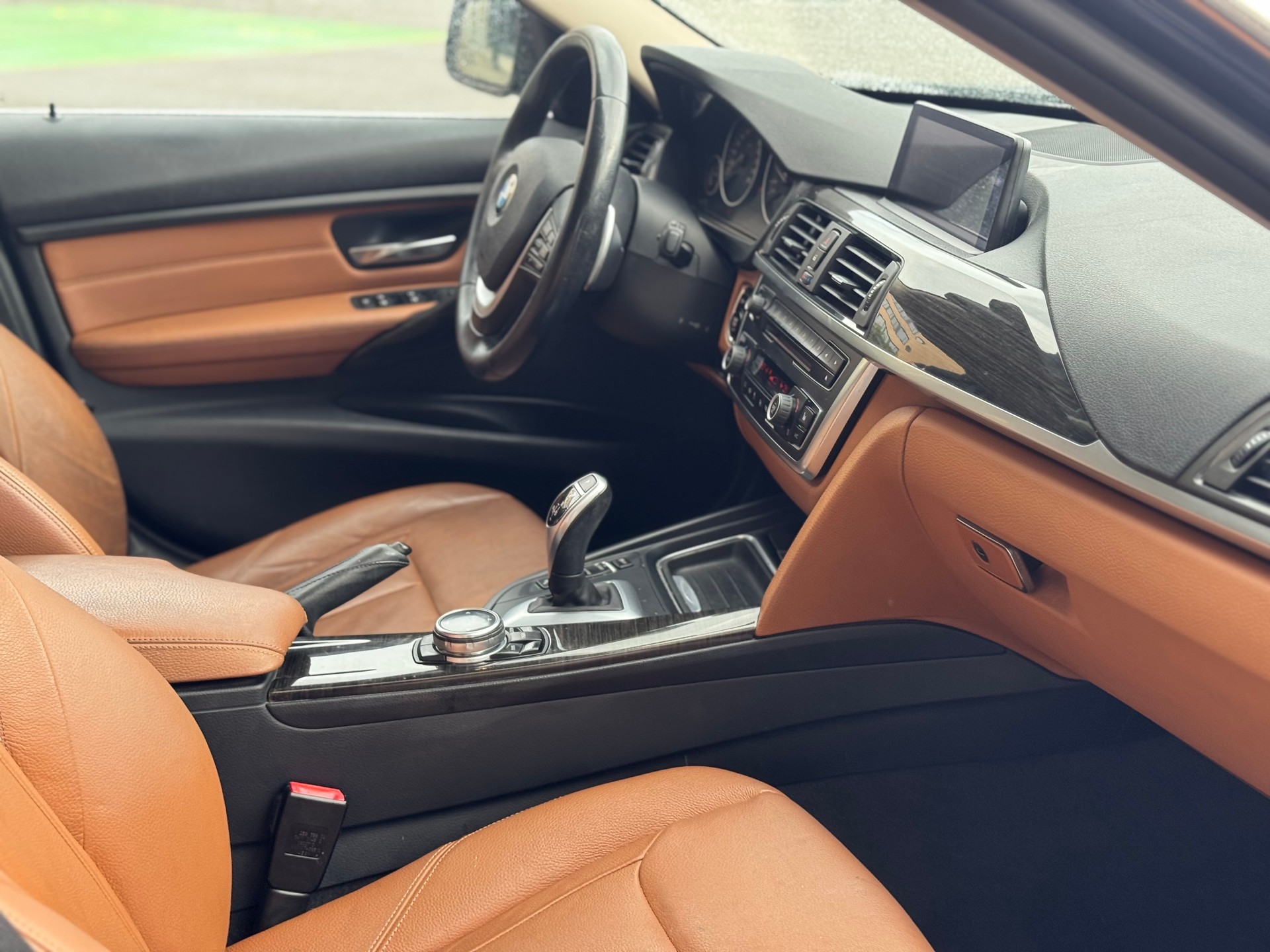BMW 320d xDrive Touring Luxury Line Steptronic-image-24