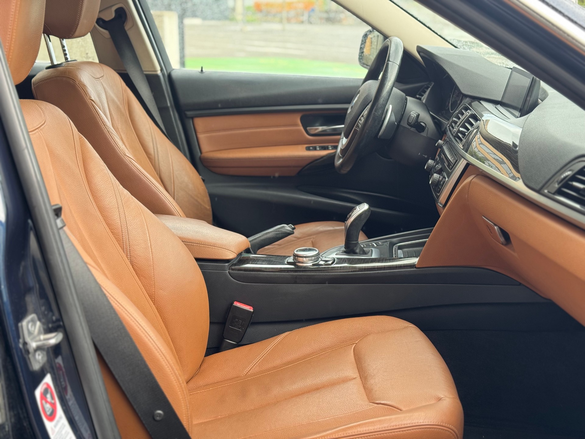 BMW 320d xDrive Touring Luxury Line Steptronic-image-23
