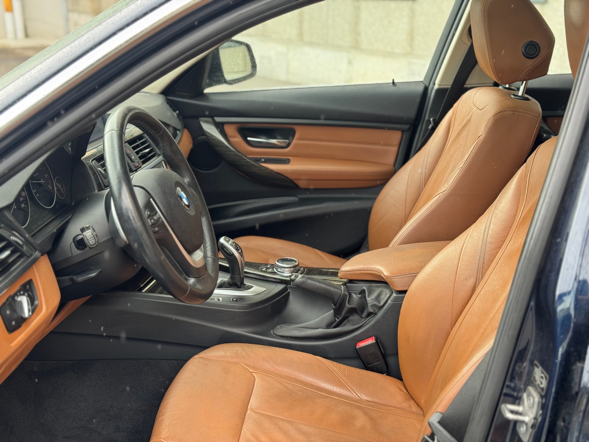 BMW 320d xDrive Touring Luxury Line Steptronic-image-11