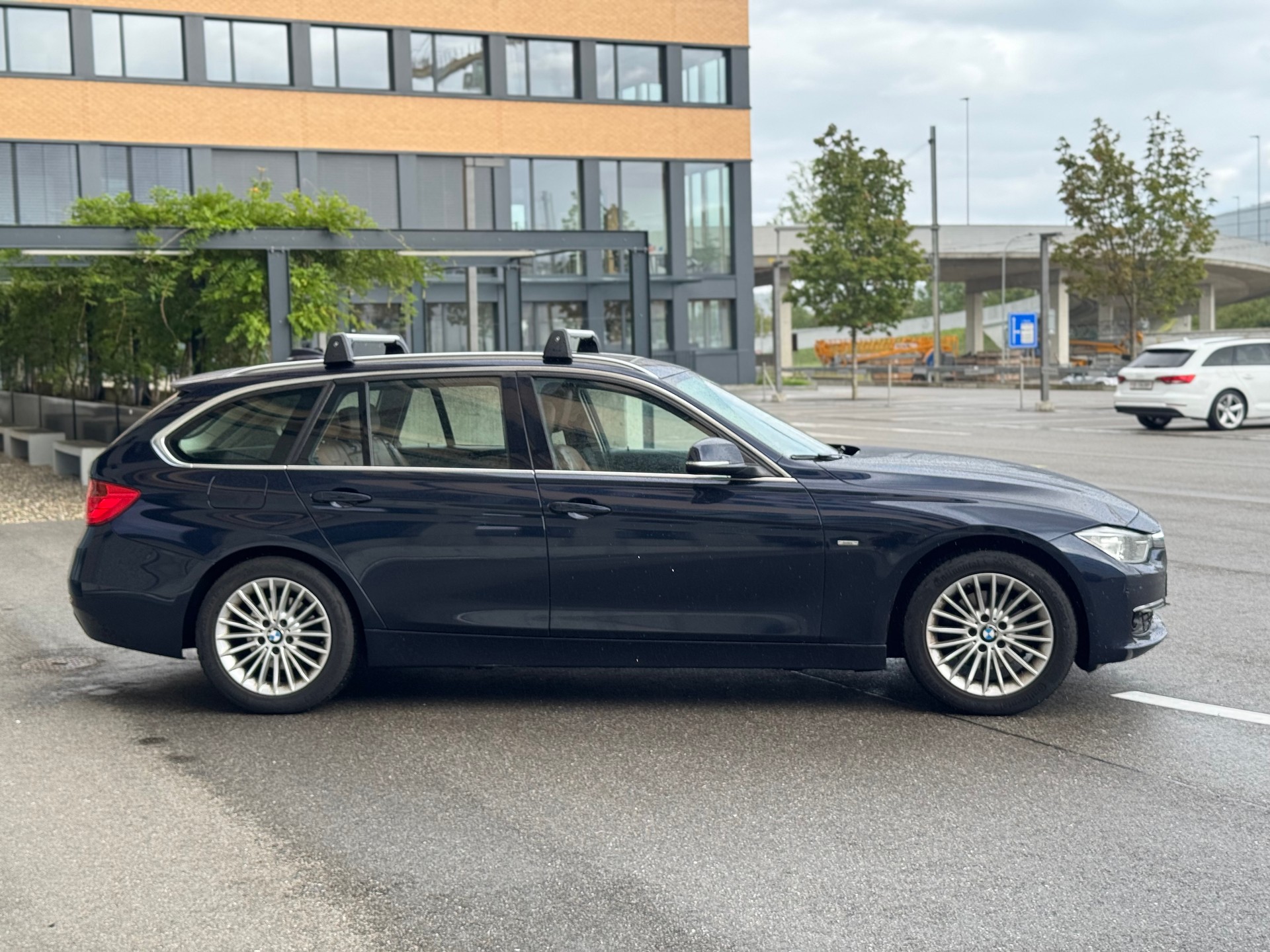BMW 320d xDrive Touring Luxury Line Steptronic-image-2