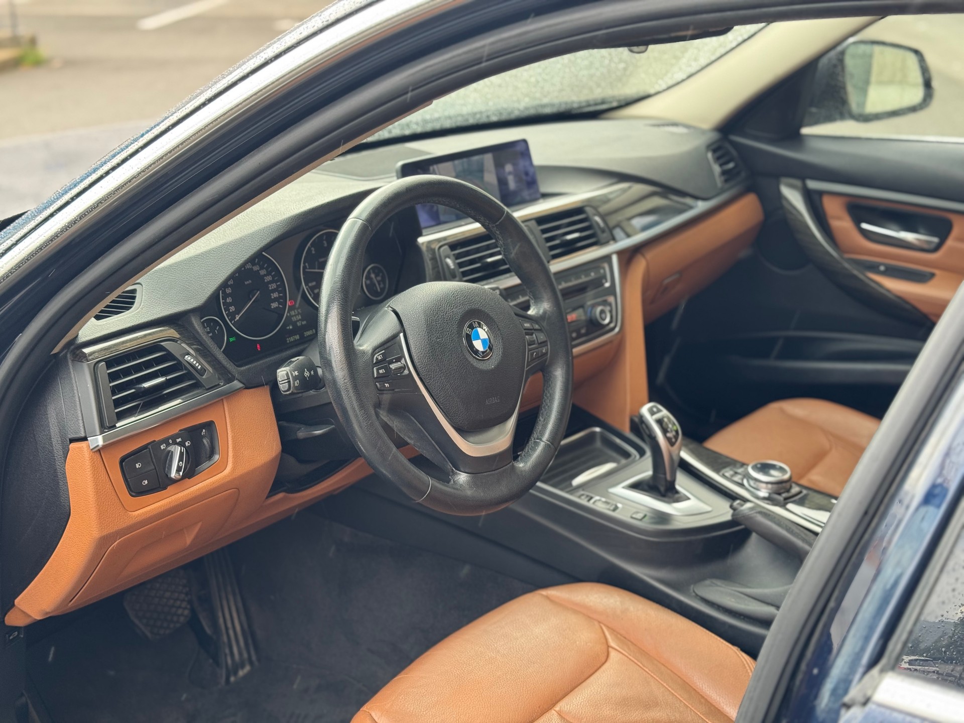 BMW 320d xDrive Touring Luxury Line Steptronic-image-12