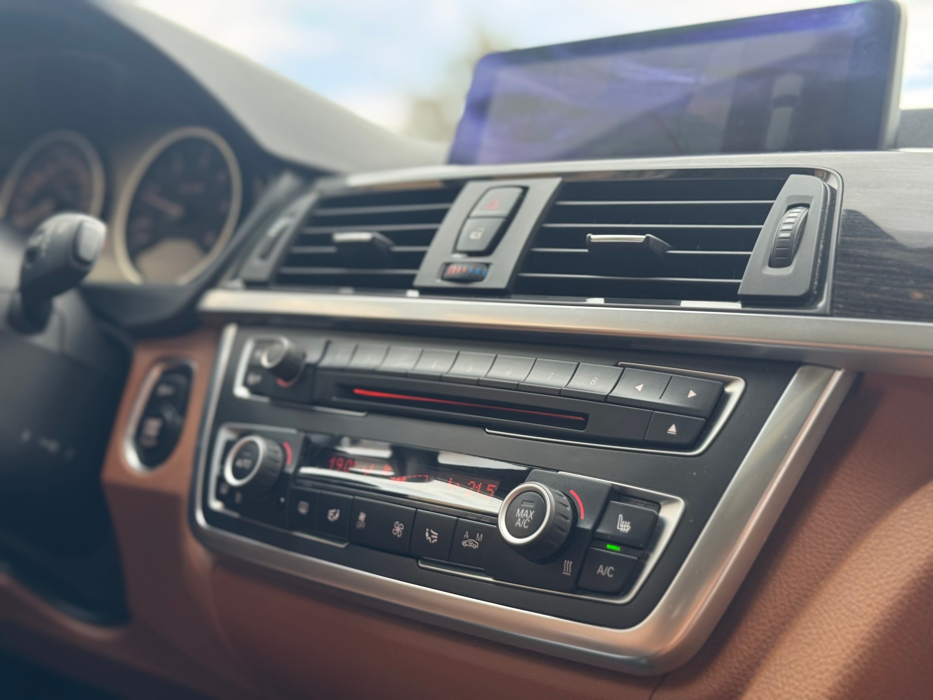 BMW 320d xDrive Touring Luxury Line Steptronic-image-27