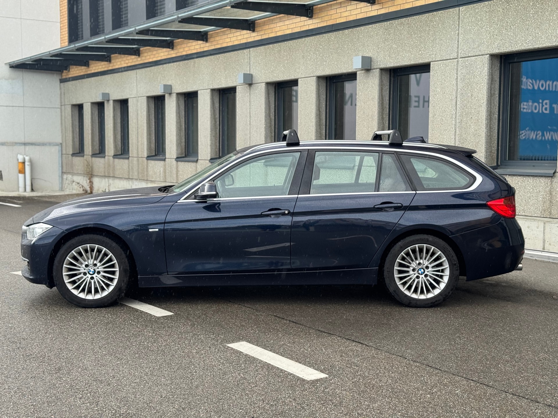 BMW 320d xDrive Touring Luxury Line Steptronic-image-1