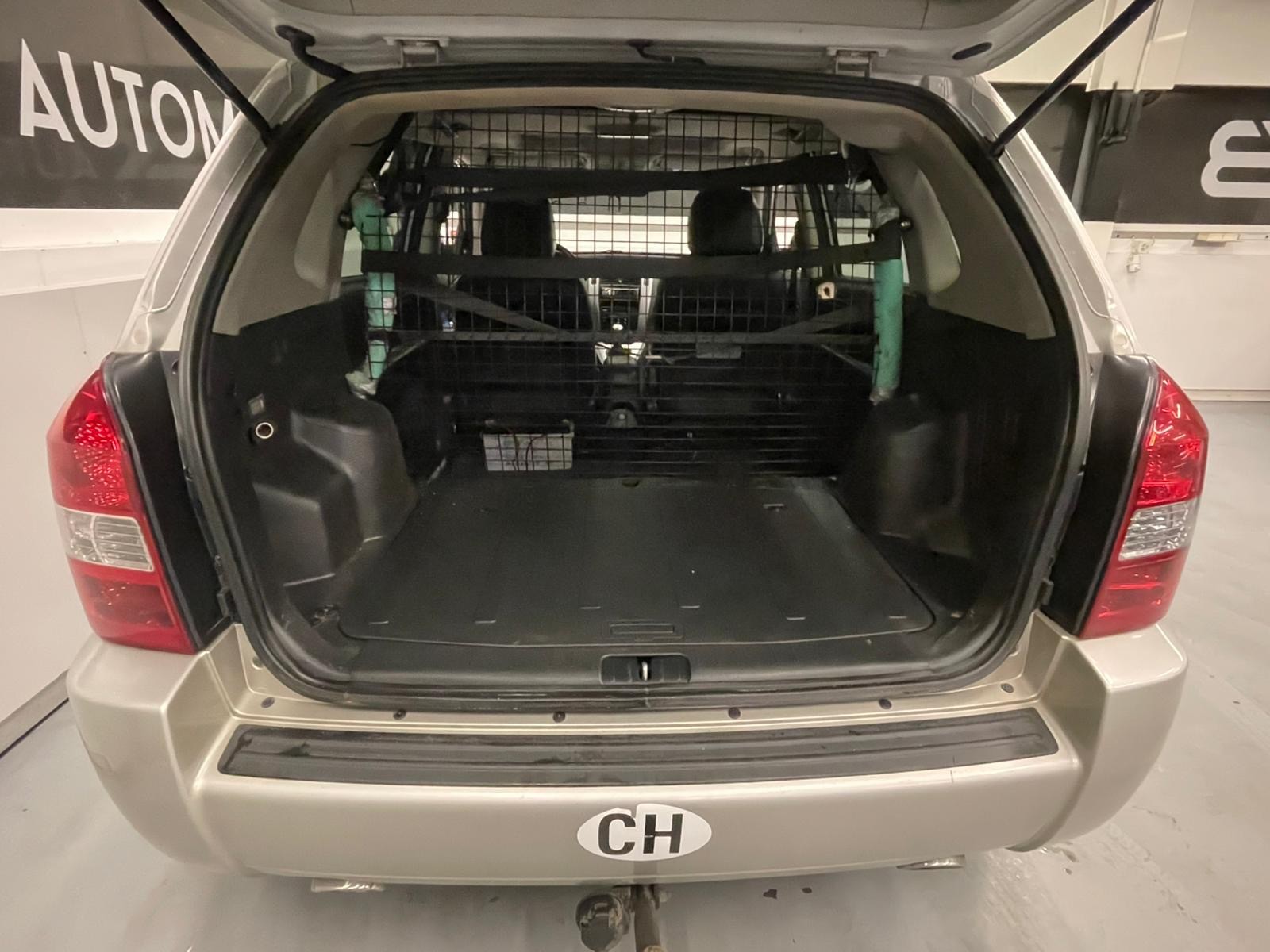 HYUNDAI Tucson 2.0 CRDi VGT Swiss Limited Edition 4WD-image-9