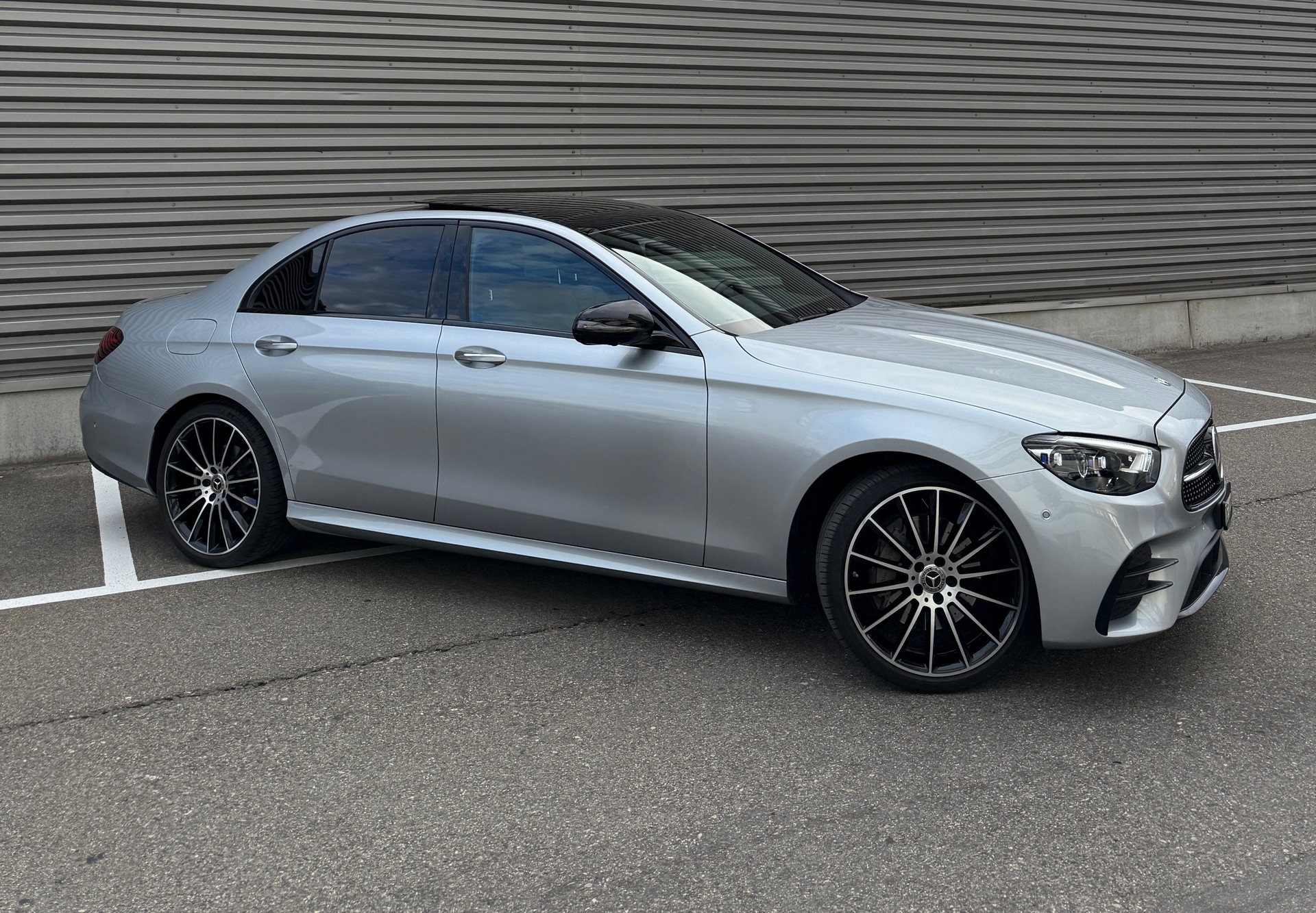MERCEDES-BENZ E 220 d 4Matic AMG Line 9G-Tronic-image-1