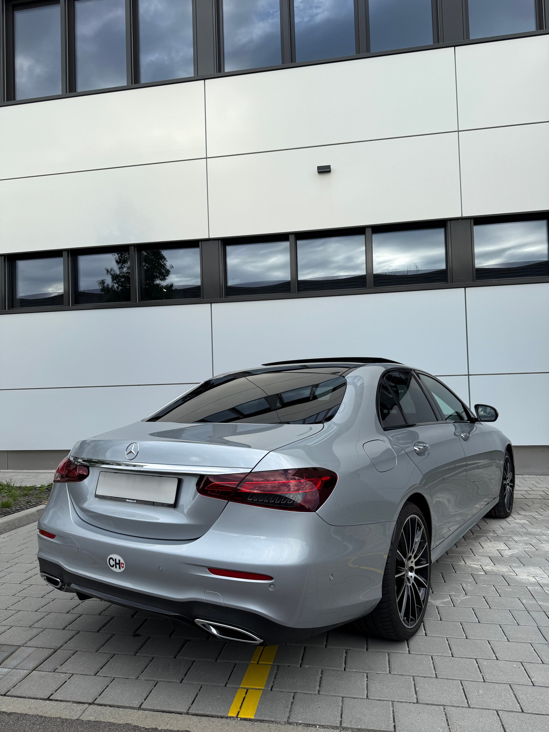 MERCEDES-BENZ E 220 d 4Matic AMG Line 9G-Tronic-image-2