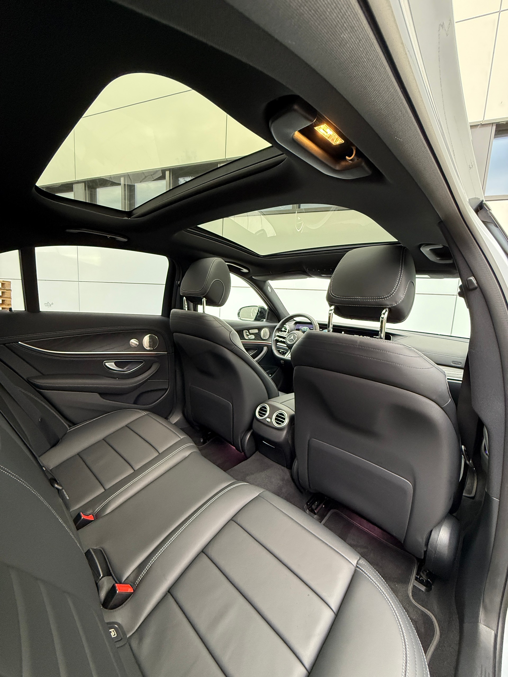 MERCEDES-BENZ E 220 d 4Matic AMG Line 9G-Tronic-image-5