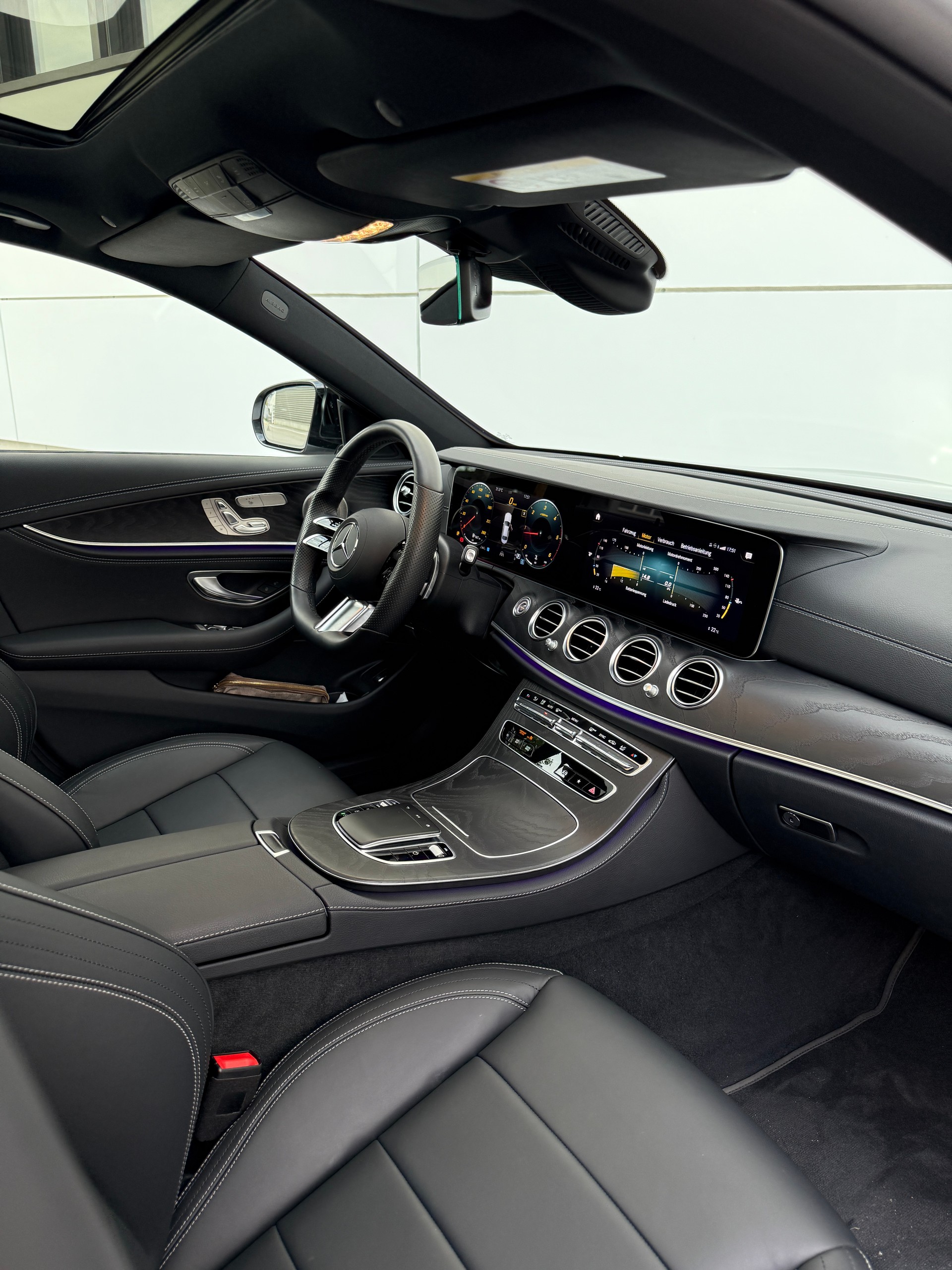 MERCEDES-BENZ E 220 d 4Matic AMG Line 9G-Tronic-image-4