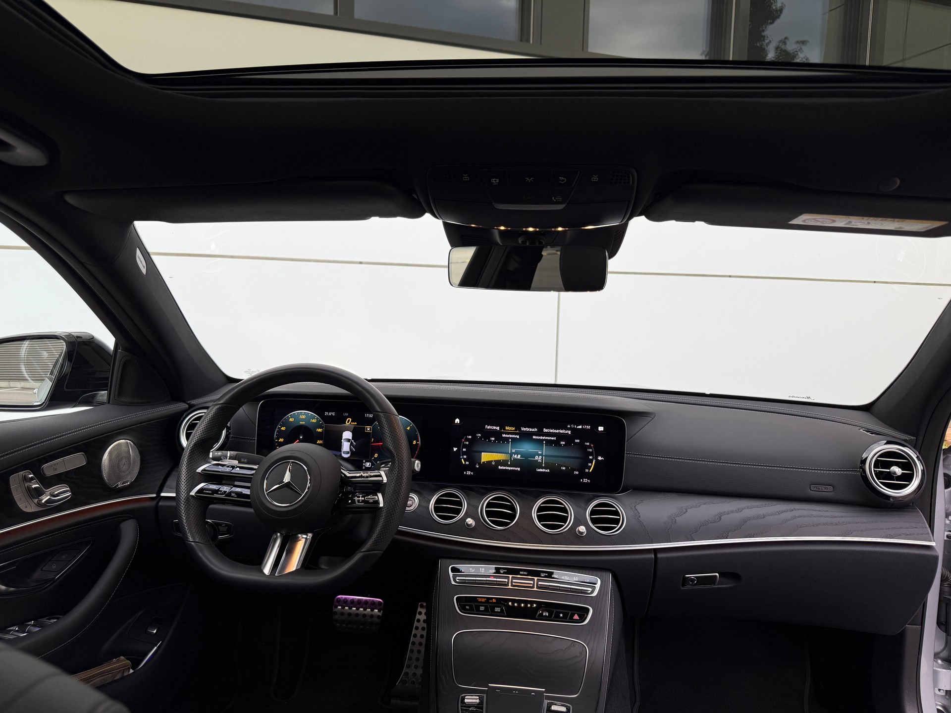 MERCEDES-BENZ E 220 d 4Matic AMG Line 9G-Tronic-image-3