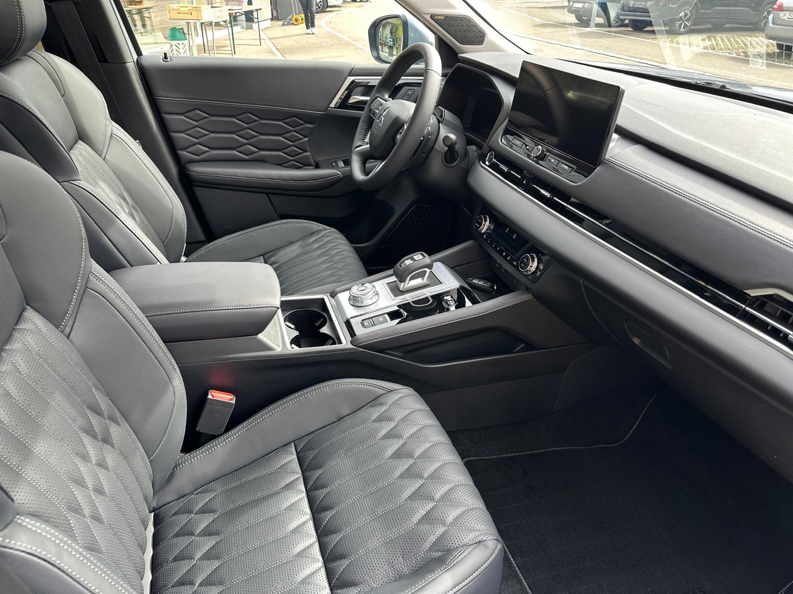 MITSUBISHI Outlander 2.4 PHEV Instyle 4x4-image-4