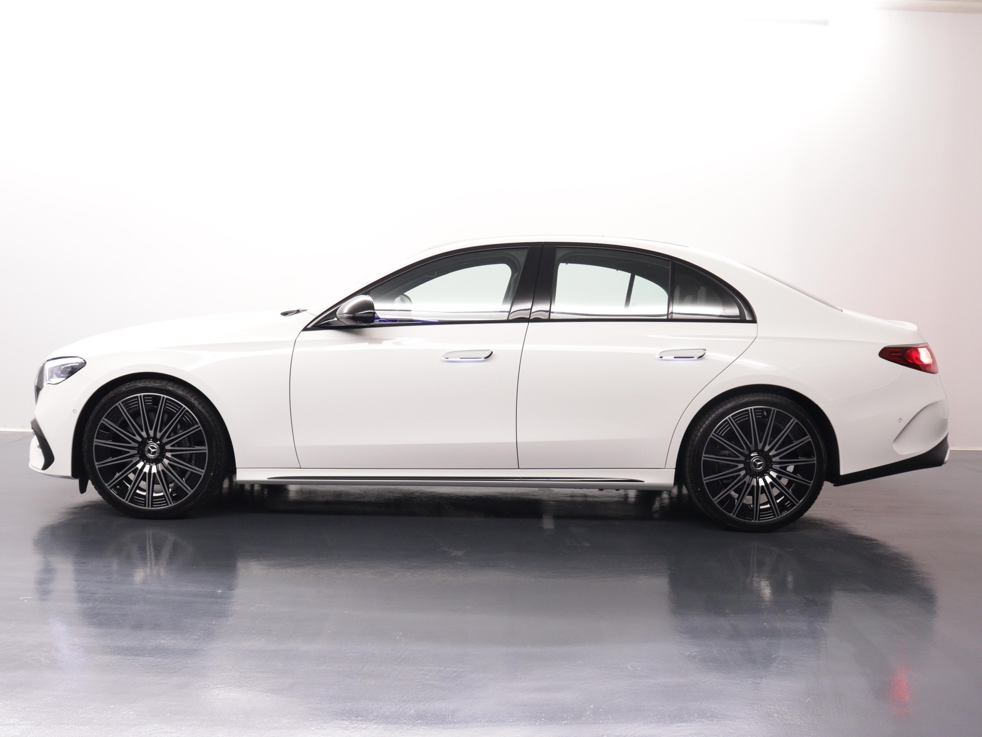 MERCEDES-BENZ E 220 d AMG Line 4matic-image-2