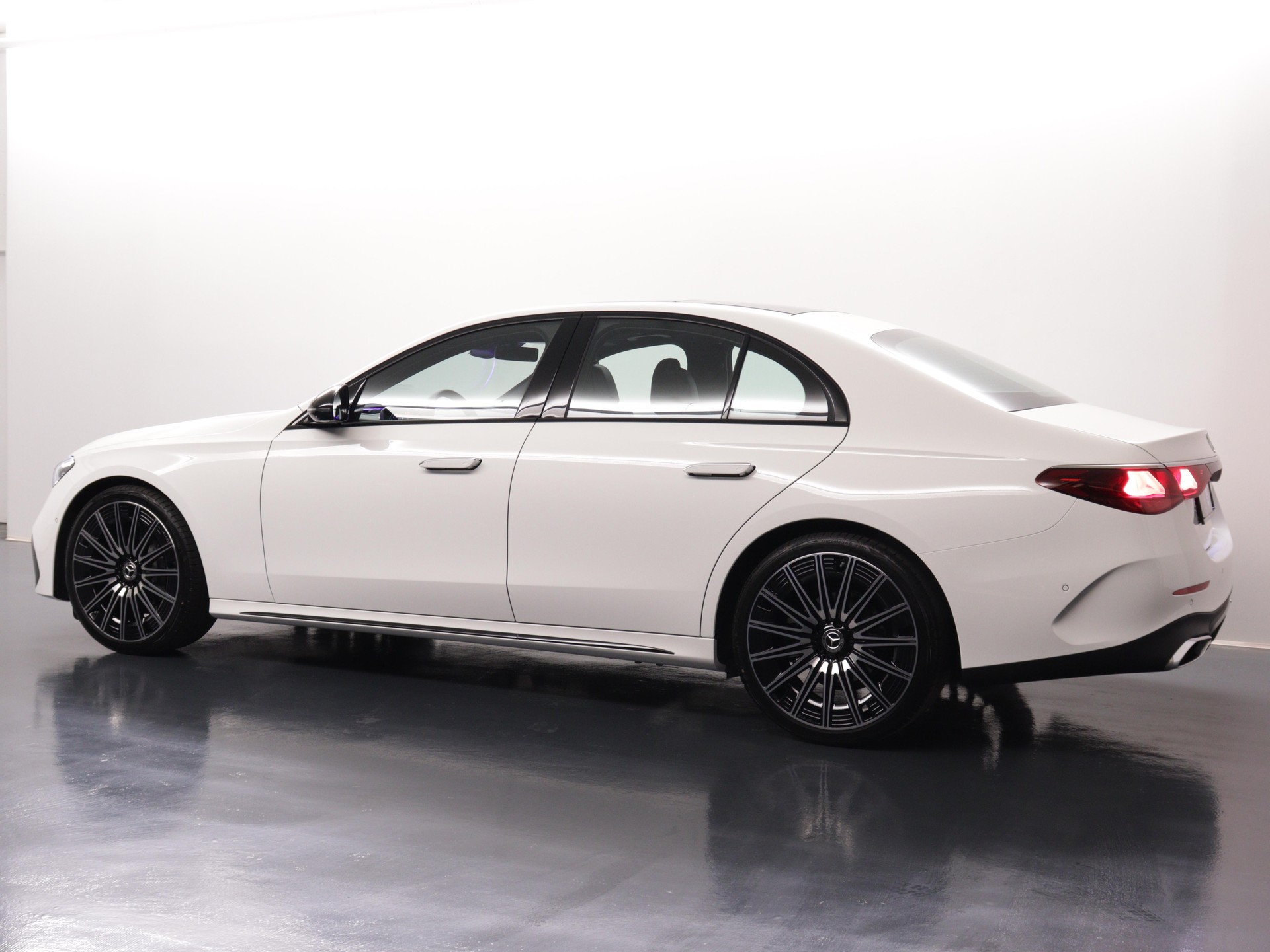 MERCEDES-BENZ E 220 d AMG Line 4matic-image-3