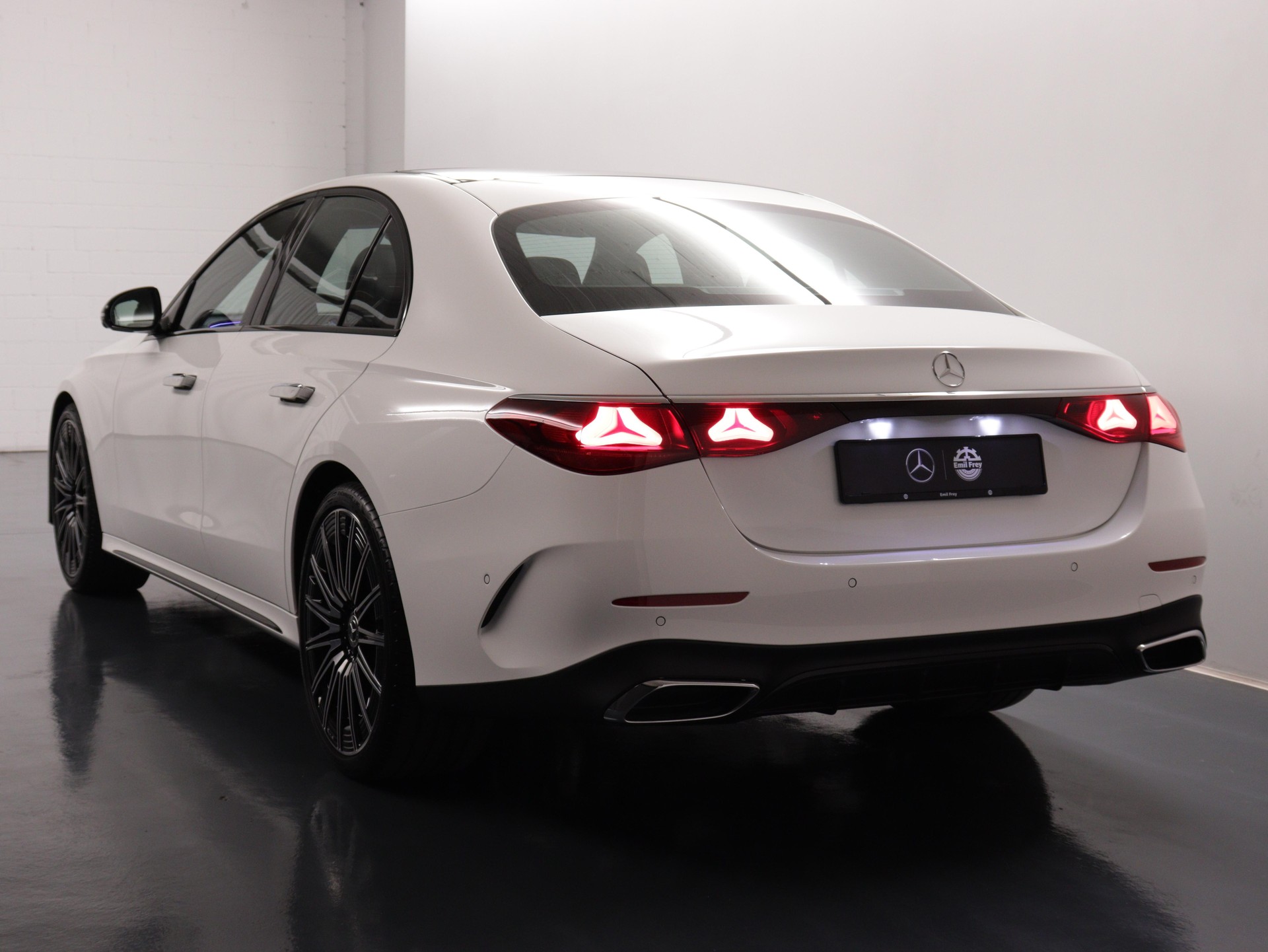 MERCEDES-BENZ E 220 d AMG Line 4matic-image-4