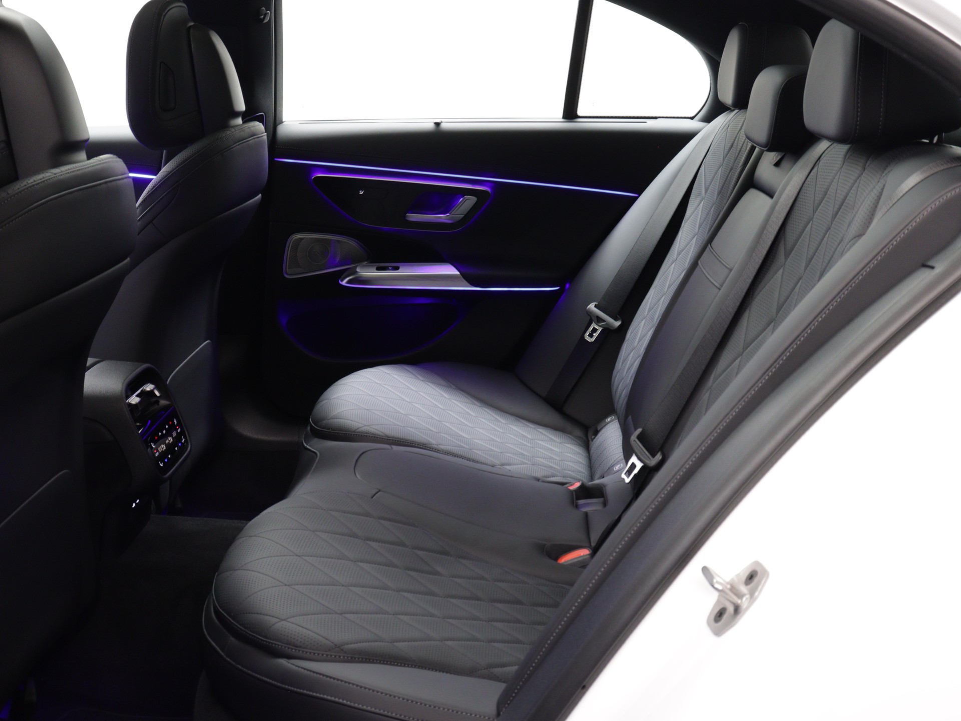 MERCEDES-BENZ E 220 d AMG Line 4matic-image-11