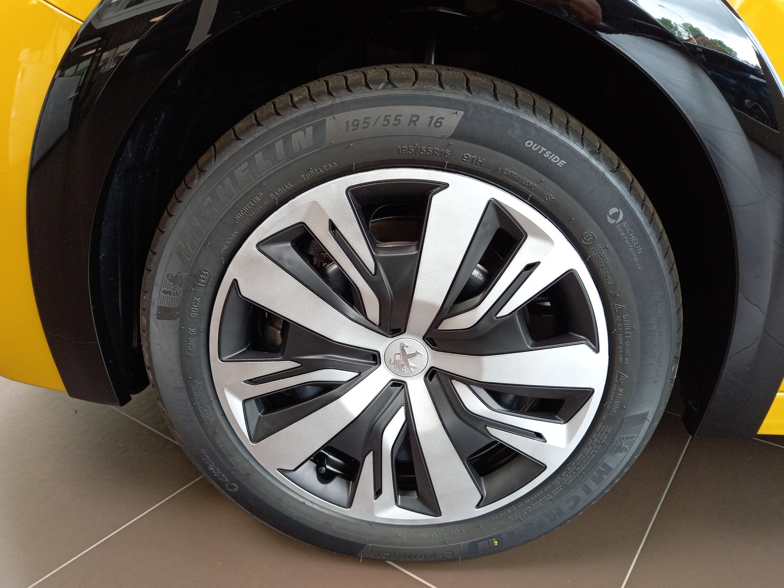 PEUGEOT 208 e-Active Pack-image-15