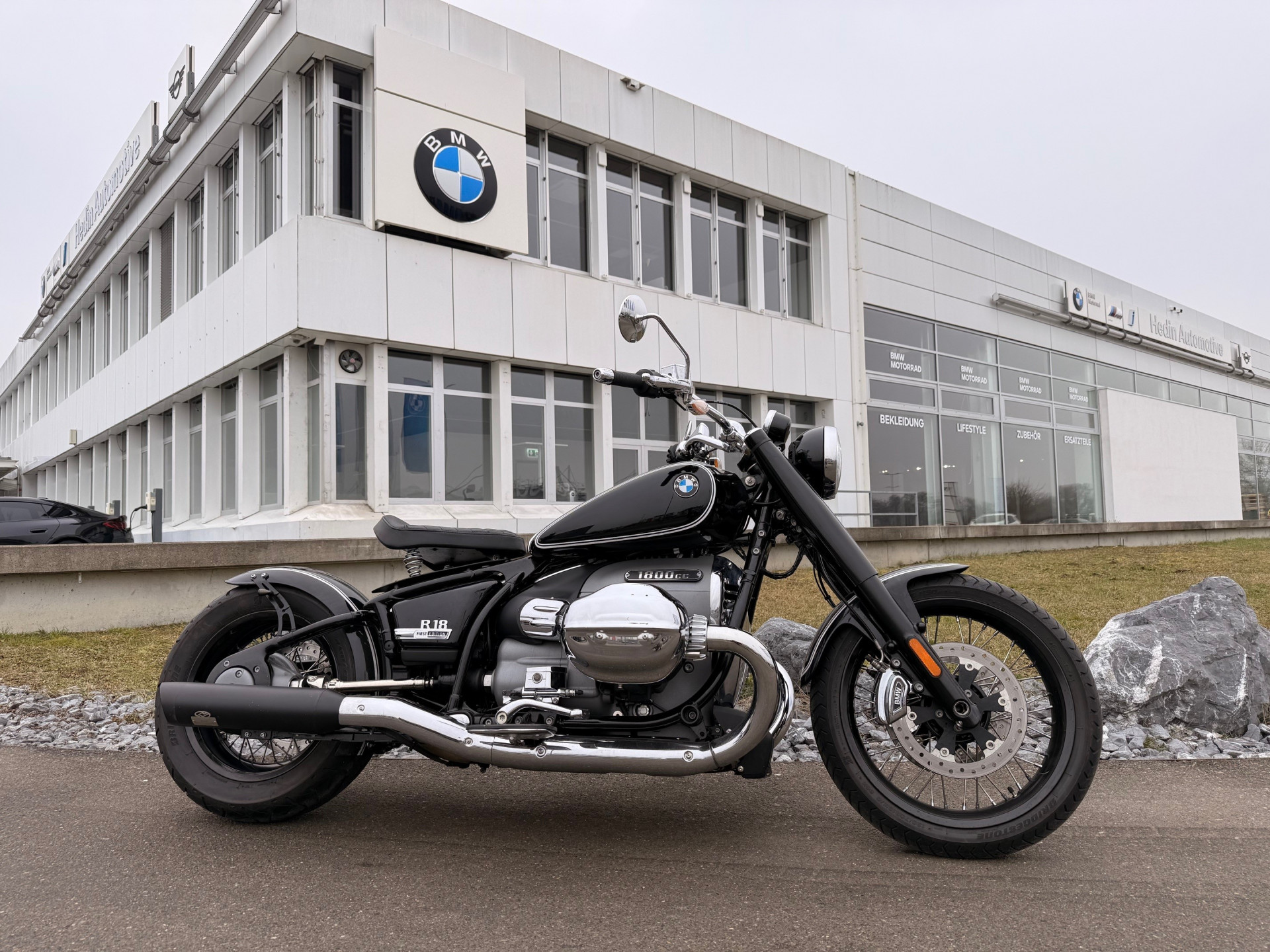 BMW R 18 Bobber mit J&H Klappenauspuff