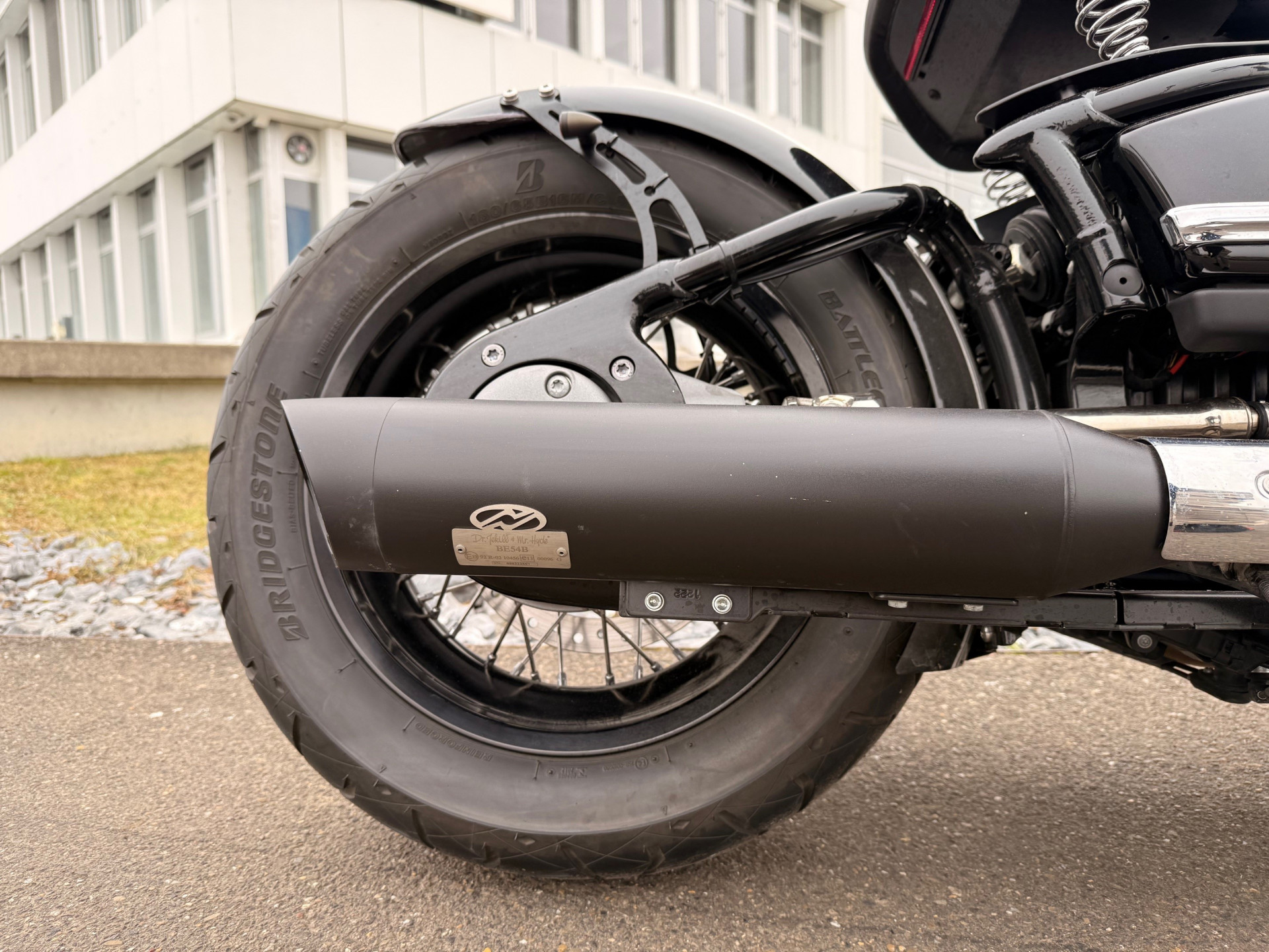BMW R 18 Bobber mit J&H Klappenauspuff-showroom-element-3