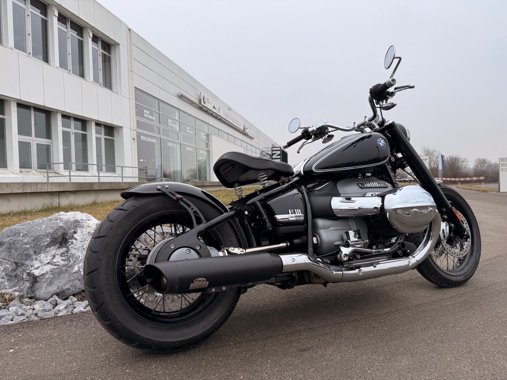 BMW R 18 Bobber mit J&H Klappenauspuff-showroom-element-1
