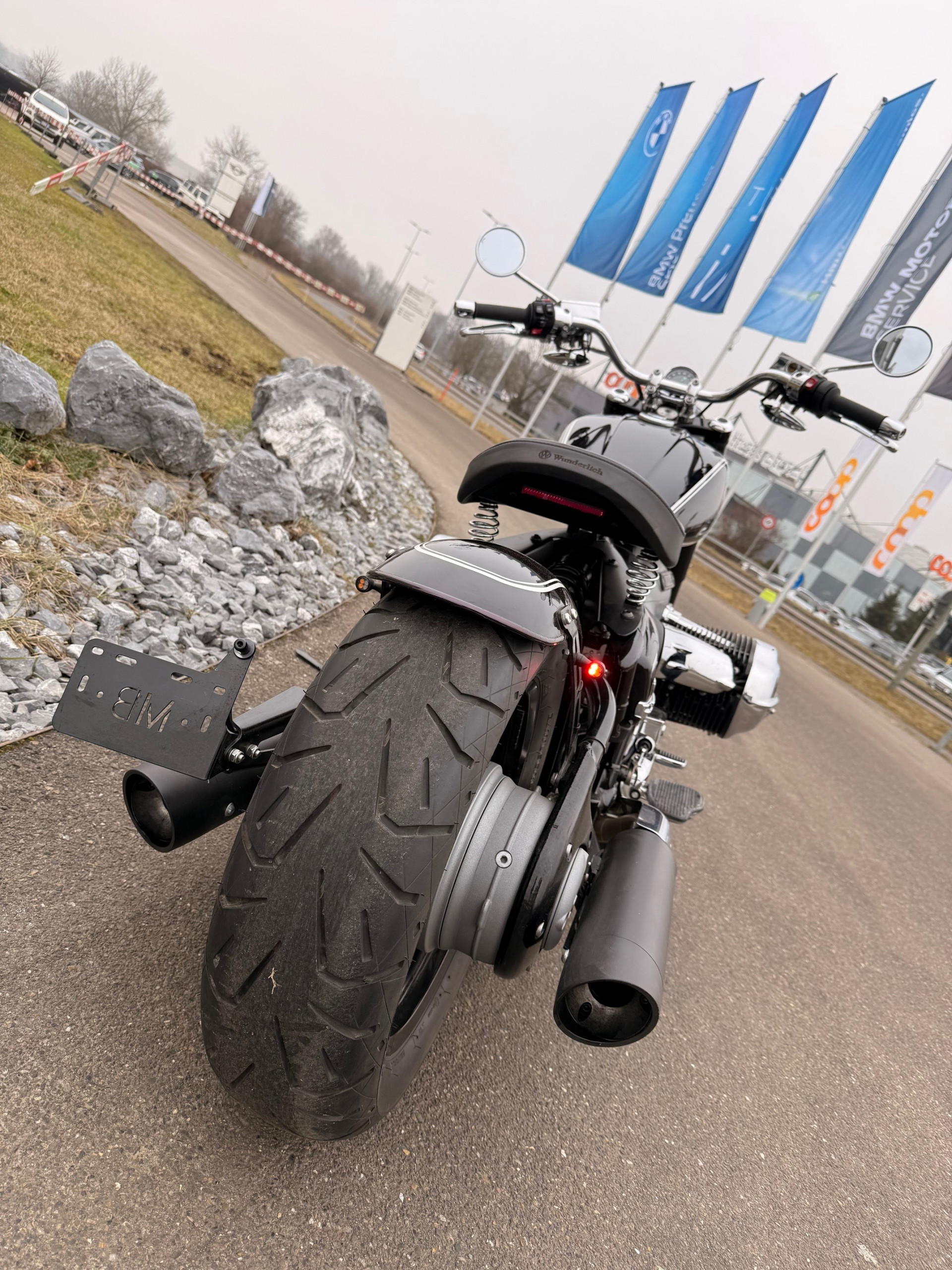 BMW R 18 Bobber mit J&H Klappenauspuff-showroom-element-2