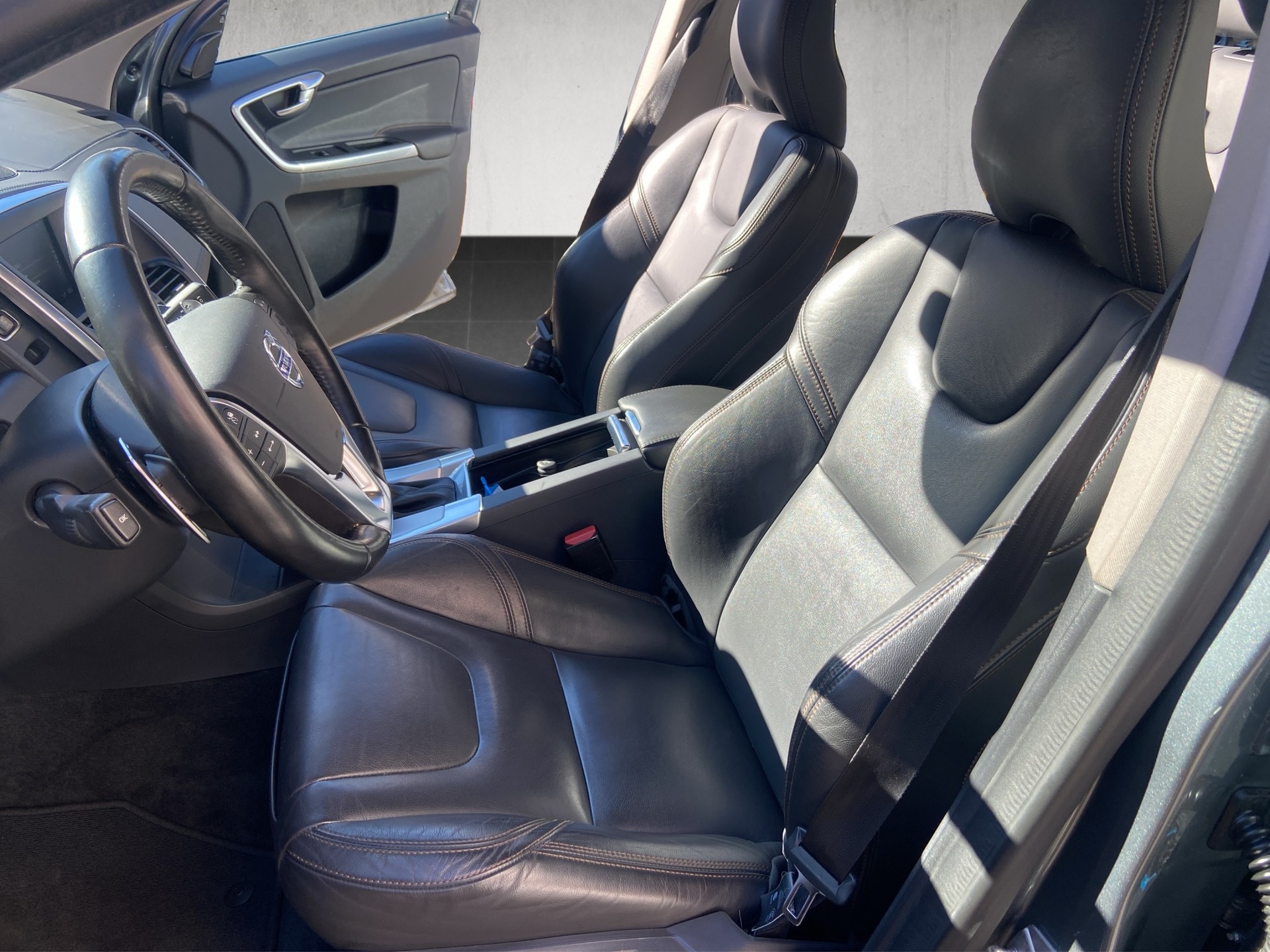 VOLVO XC60 D5 AWD Executive Plus Geartronic-image-10