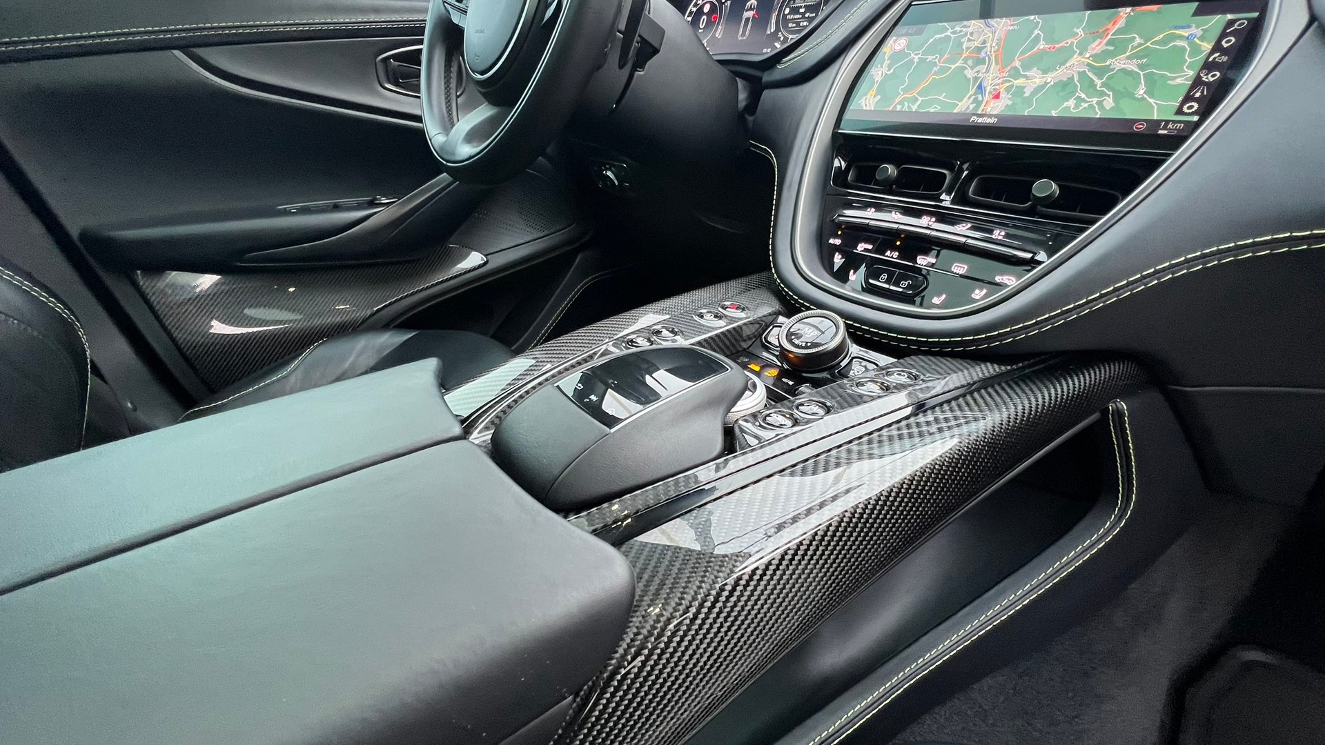 ASTON MARTIN DBX 707 4.0 V8 BI-TURBO BLACK l 707 PS-image-27