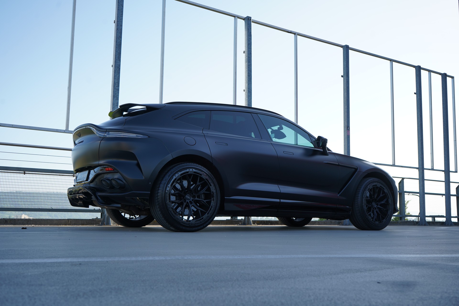 ASTON MARTIN DBX 707 4.0 V8 BI-TURBO BLACK l 707 PS-image-8