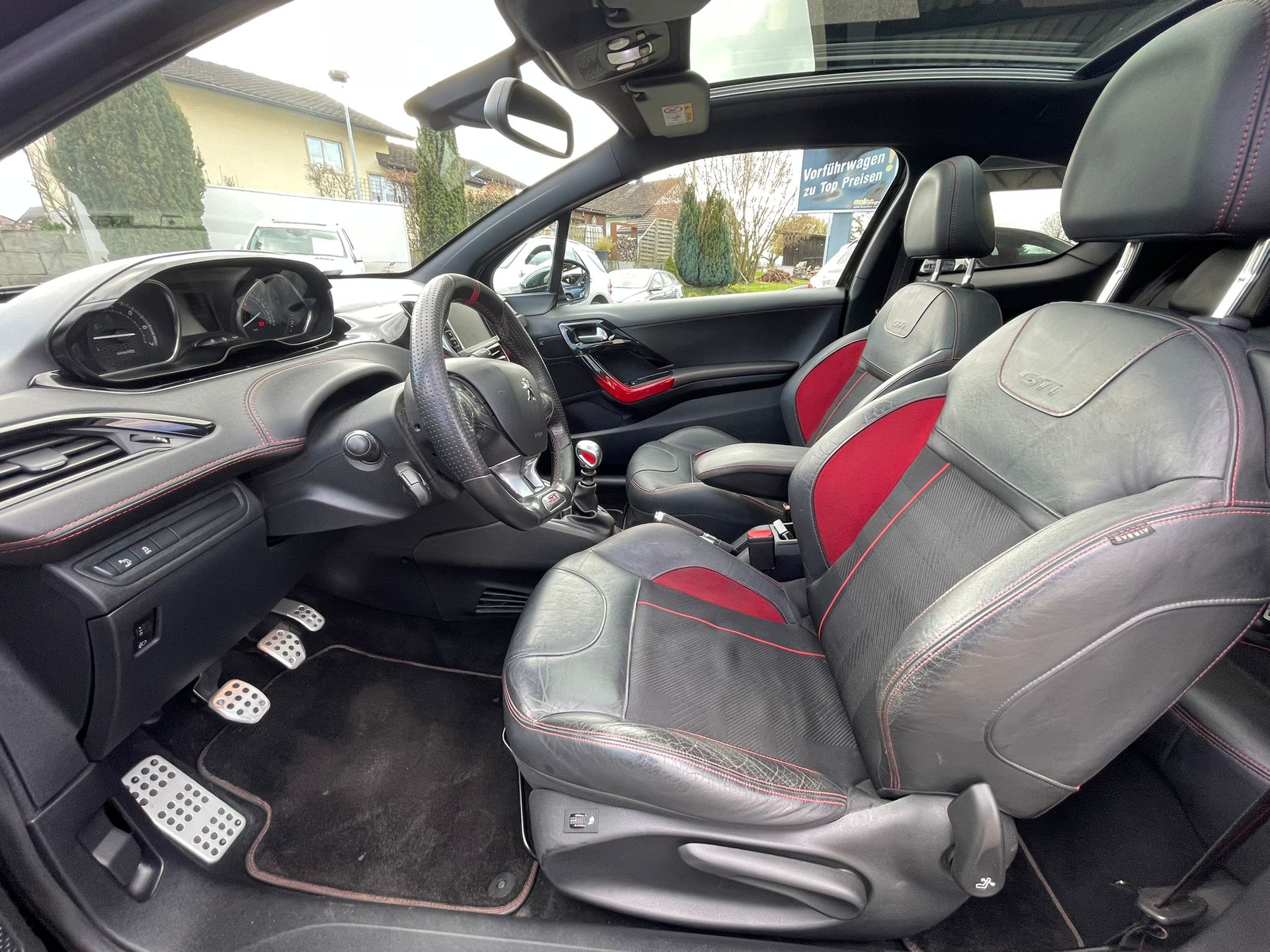 PEUGEOT 208 1.6 Turbo GTi-image-9