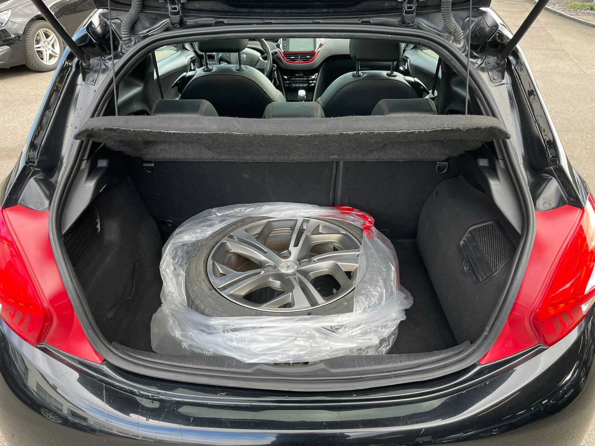 PEUGEOT 208 1.6 Turbo GTi-image-8