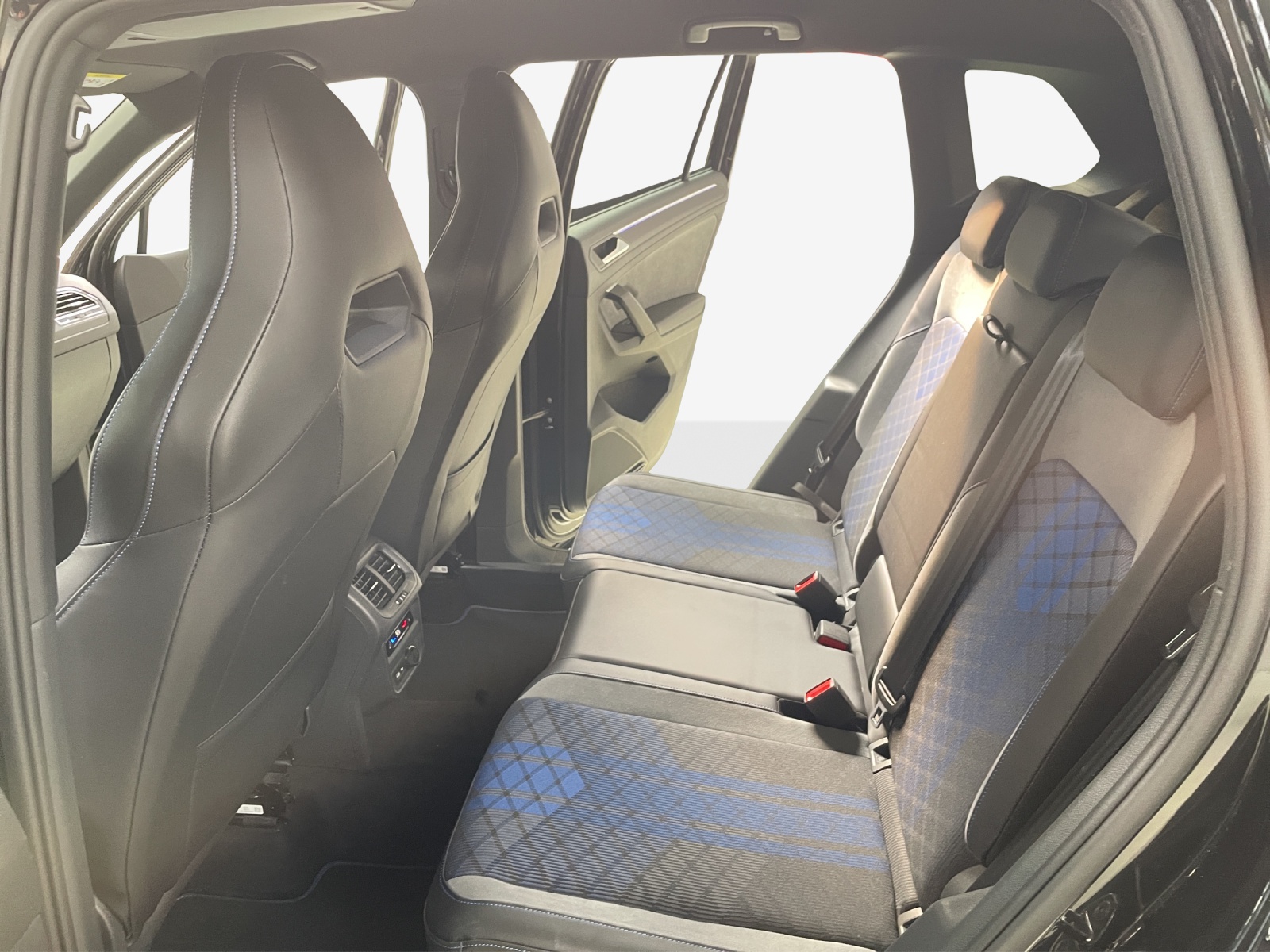 VW Tiguan 2.0TSI R 4Motion DSG-image-11