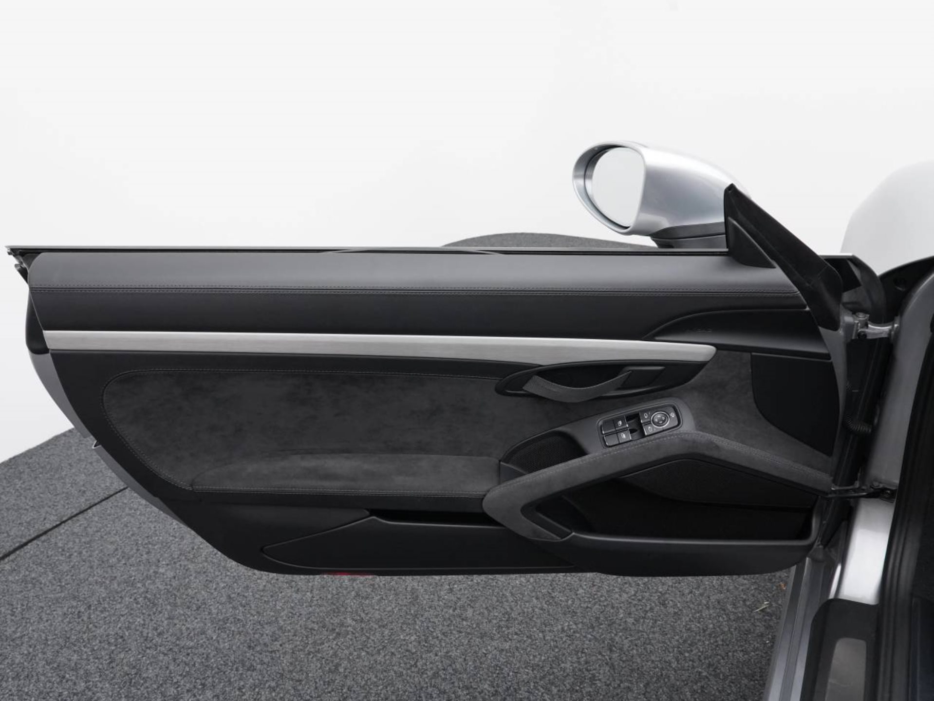 PORSCHE 718 Spyder-image-19