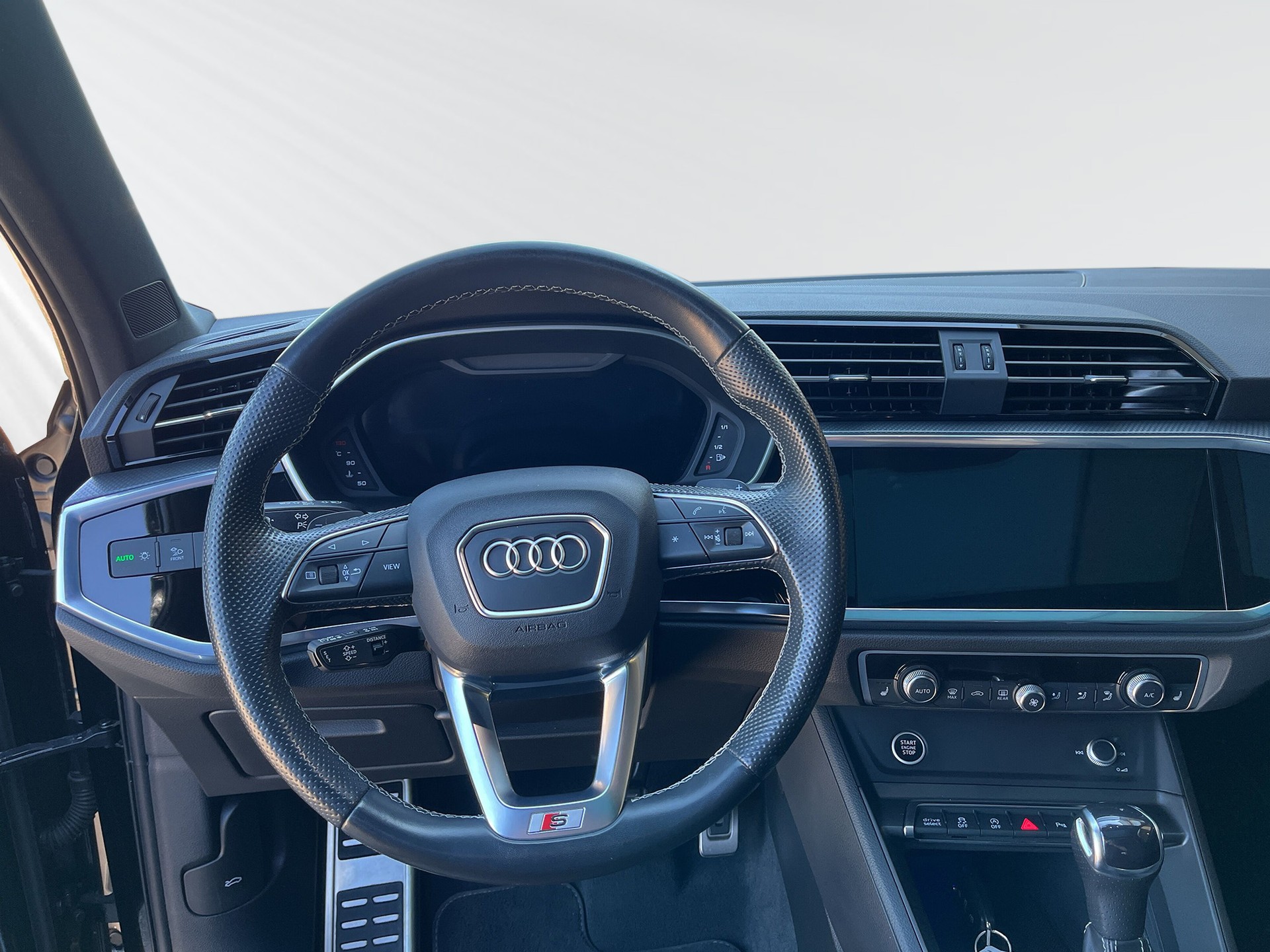AUDI Q3 35 TFSI S line Attraction S-tronic-image-4