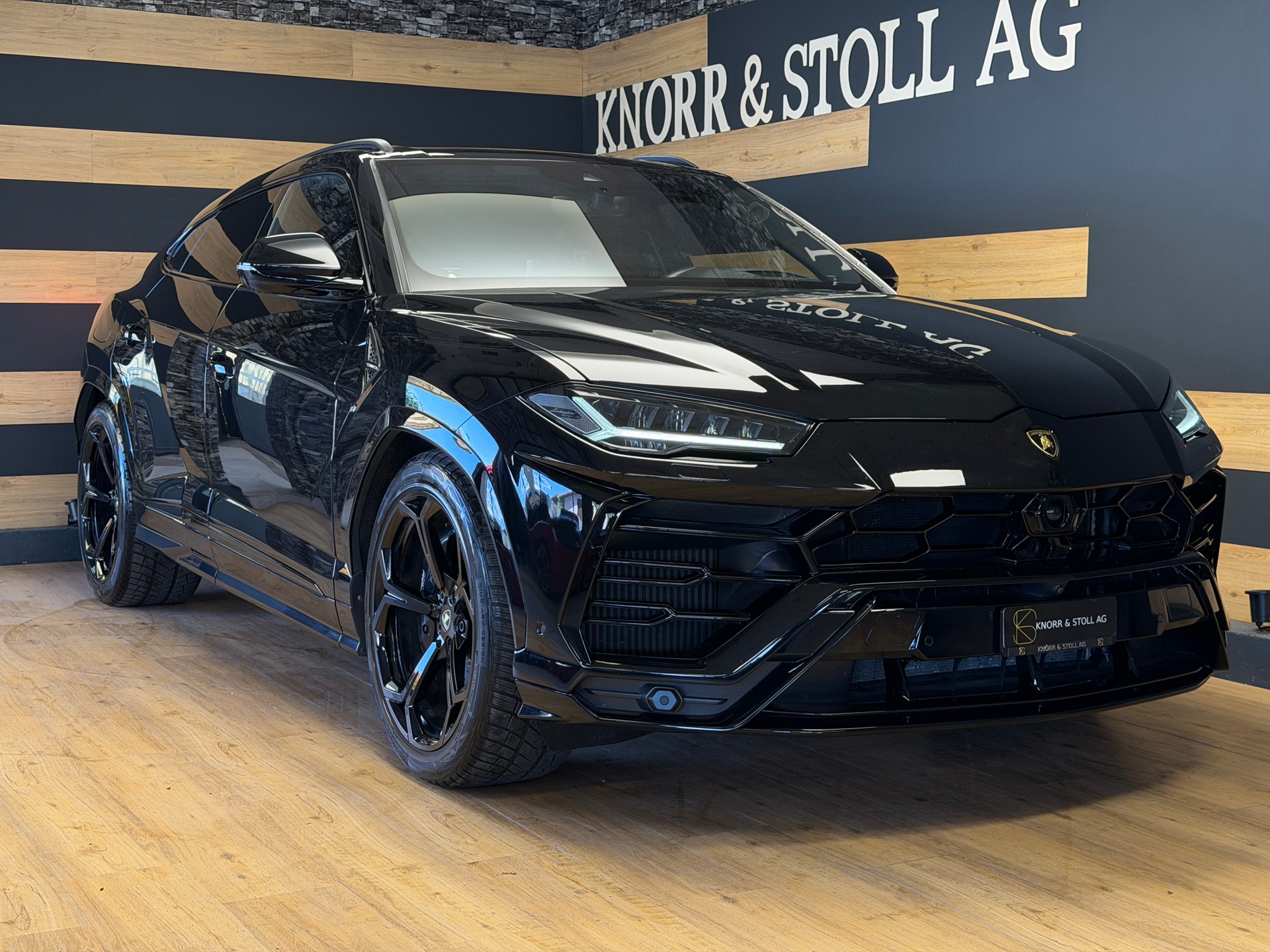 LAMBORGHINI Urus E-Gear-showroom-element-3