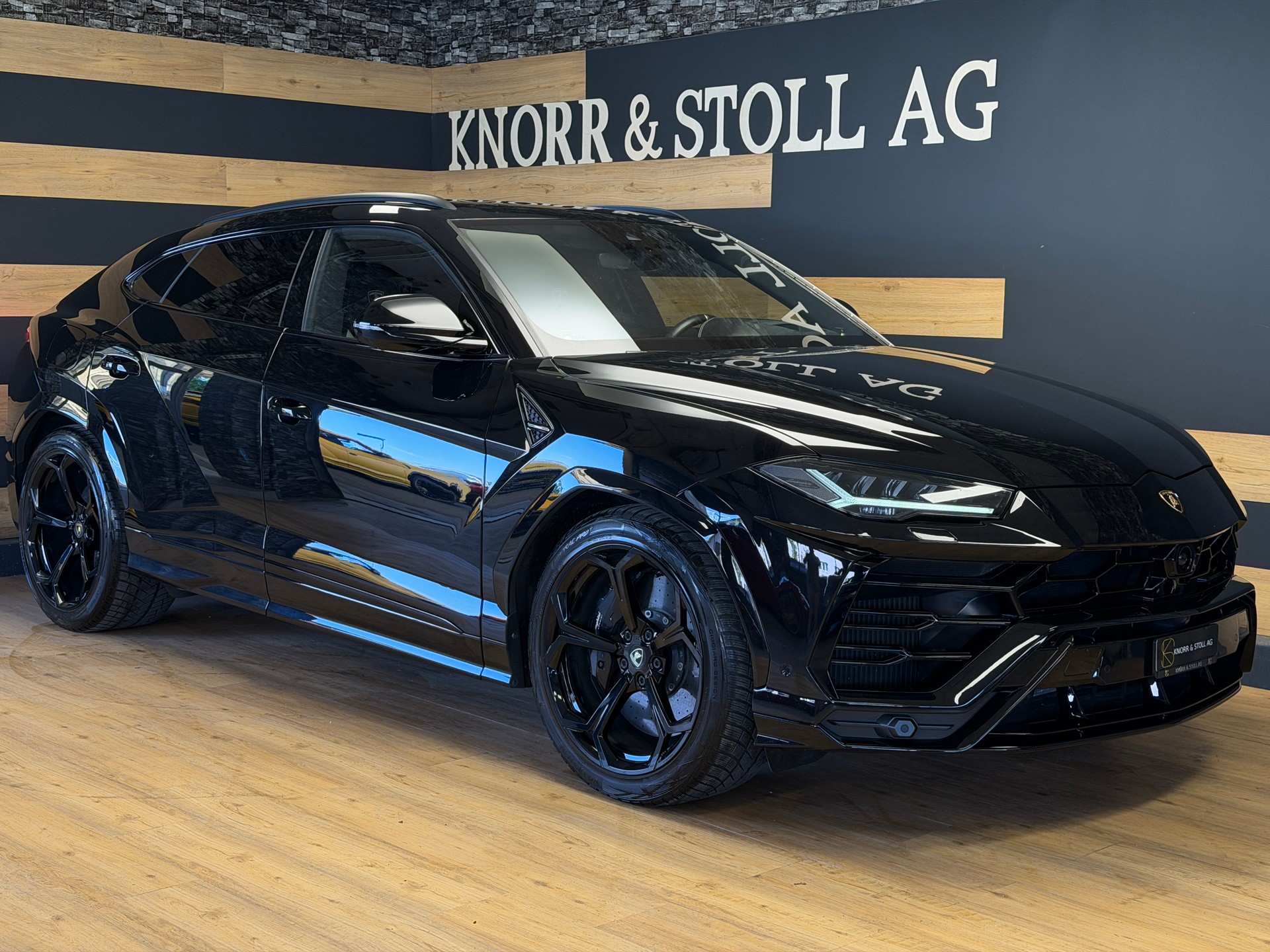 LAMBORGHINI Urus E-Gear-showroom-element-1