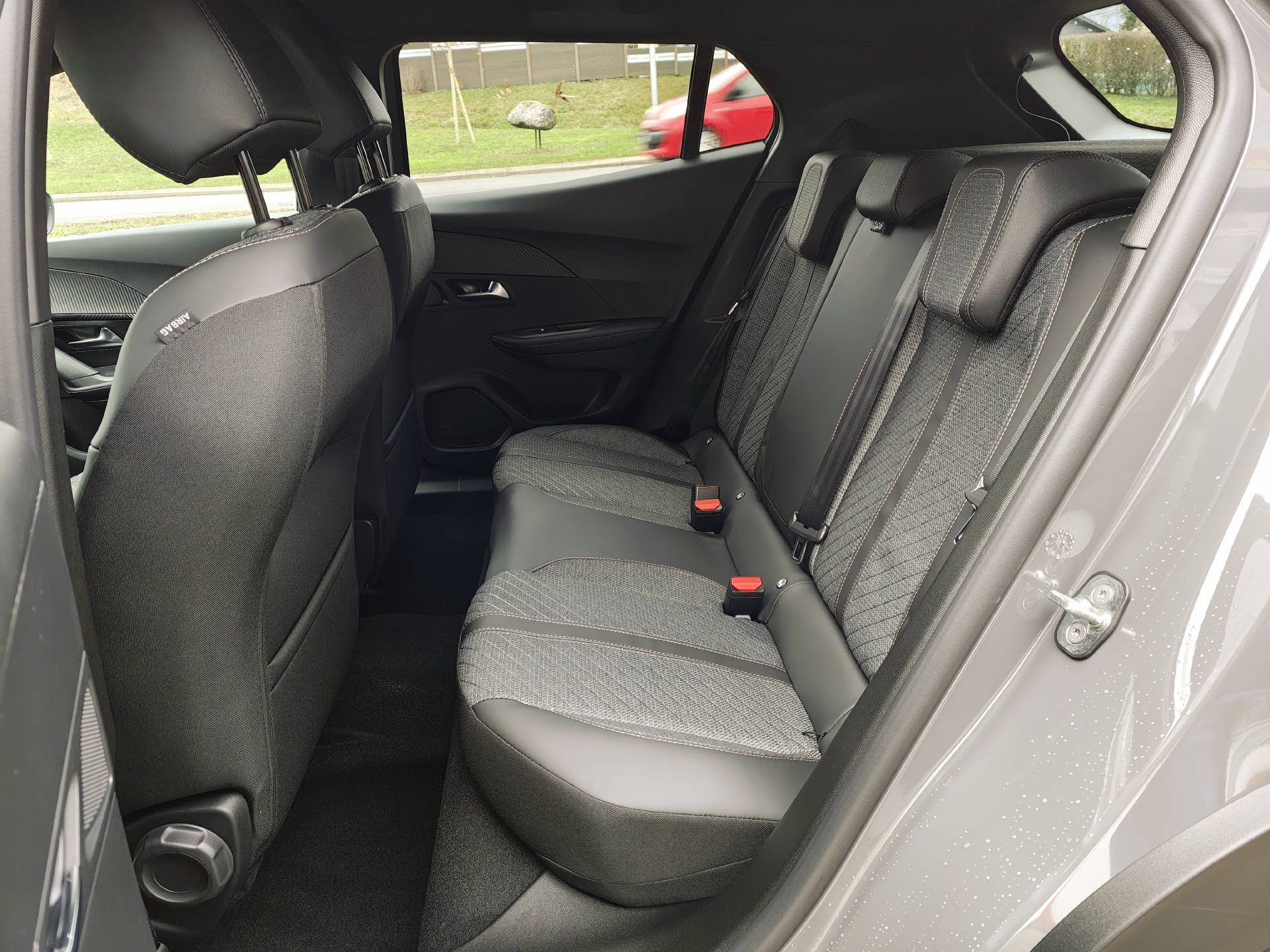 PEUGEOT 2008 1.2 Hybrid Allure-image-8