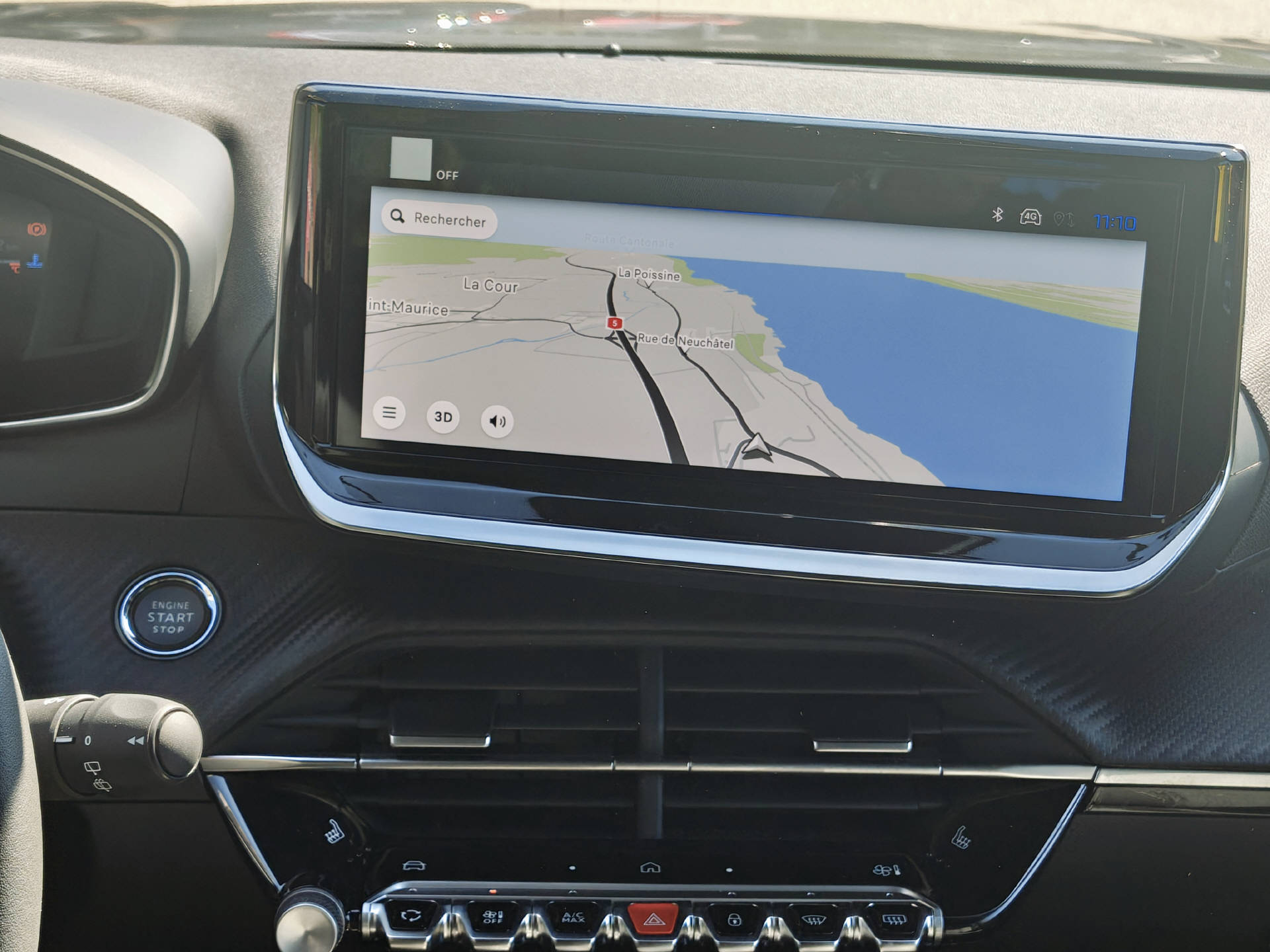 PEUGEOT 2008 1.2 Hybrid Allure-image-10