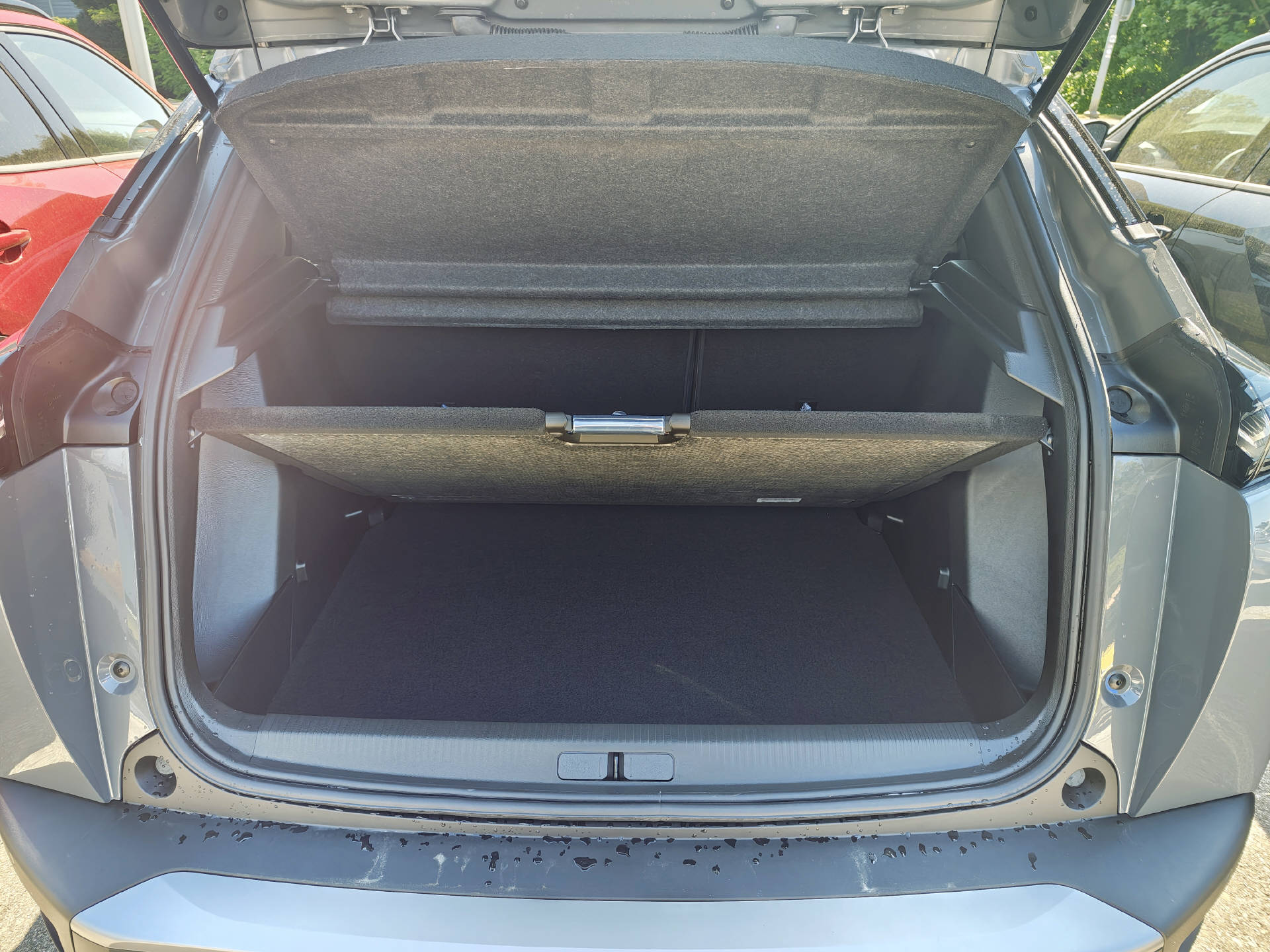 PEUGEOT 2008 1.2 Hybrid Allure-image-17