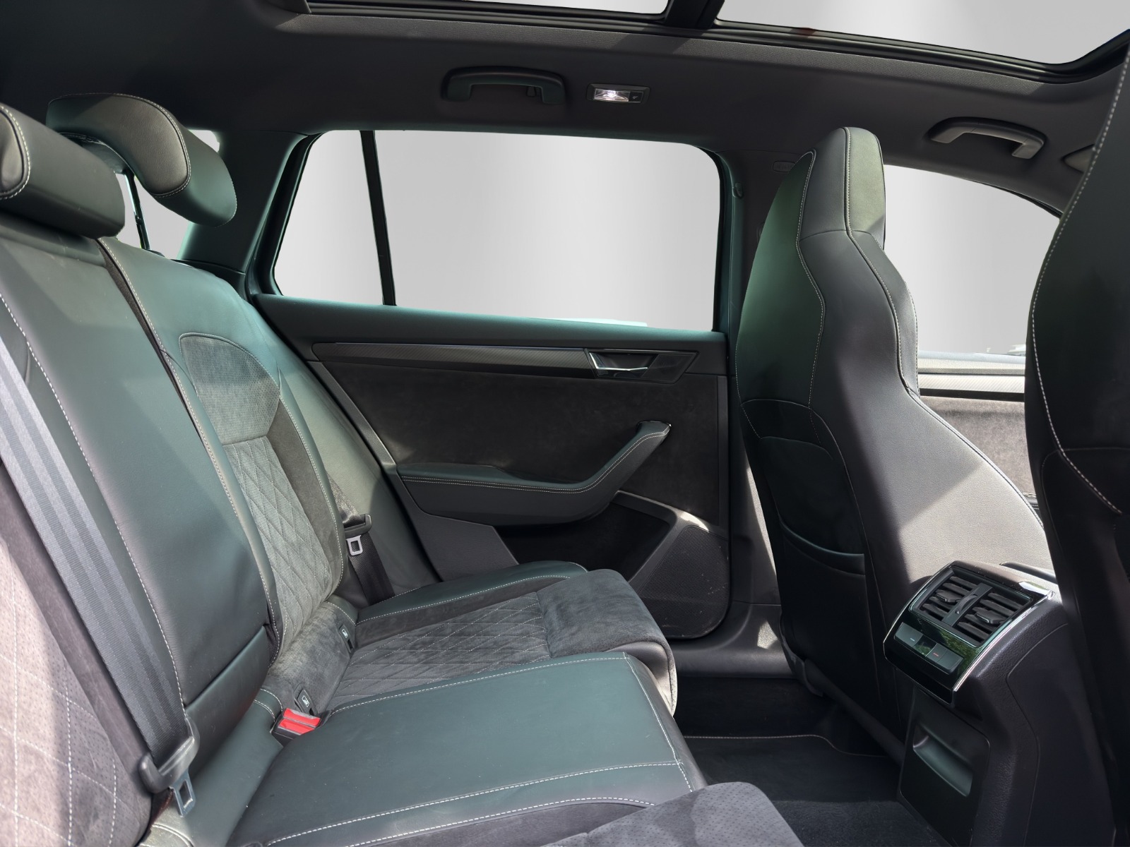 SKODA Superb Combi 2.0 TDi SportLine 4x4 DSG-image-12