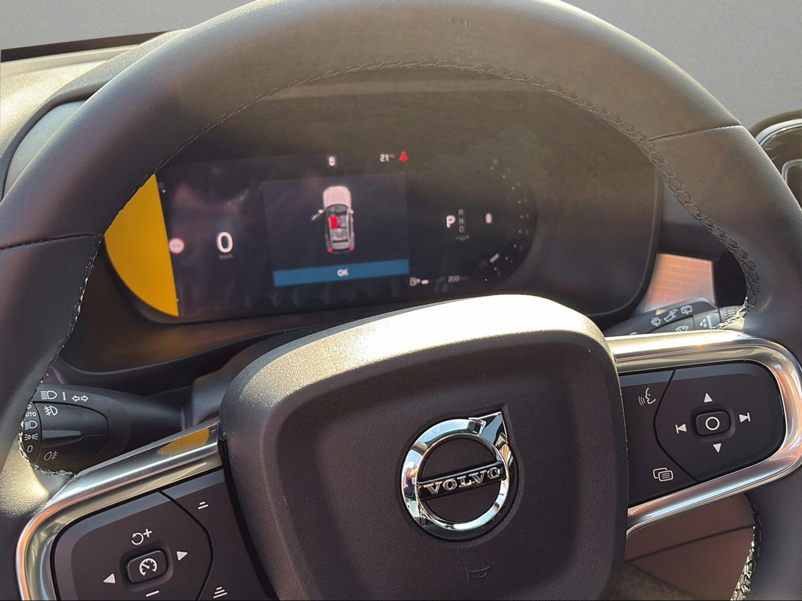 VOLVO XC40 B3 Benzin Mild Hybrid Plus Dark DCT-image-4