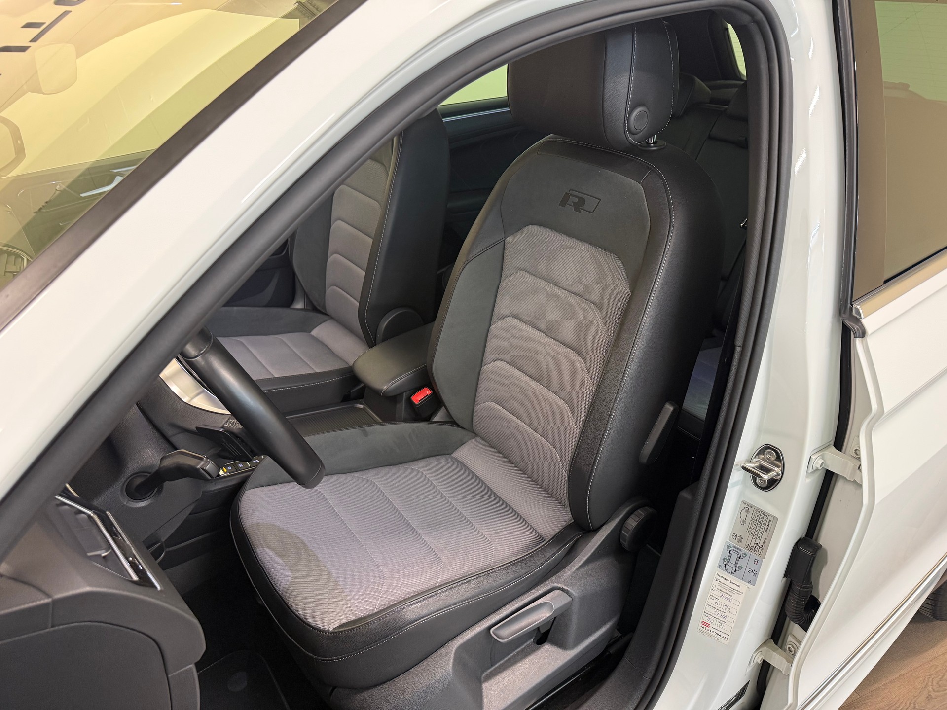 VW Tiguan 2.0 TDI SCR R-Line 4Motion DSG-image-13
